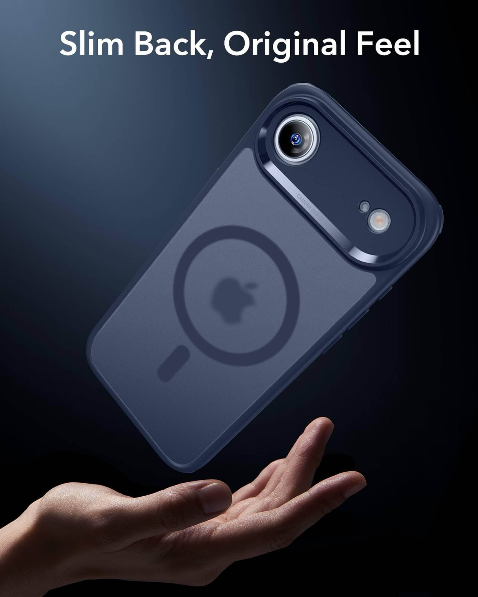 Eine dunkelblaue Handyhülle mit Apple-Logo wird über einer Hand gehalten. Der Hintergrund ist ein dunkler Blau-Schwarz-Verlauf.