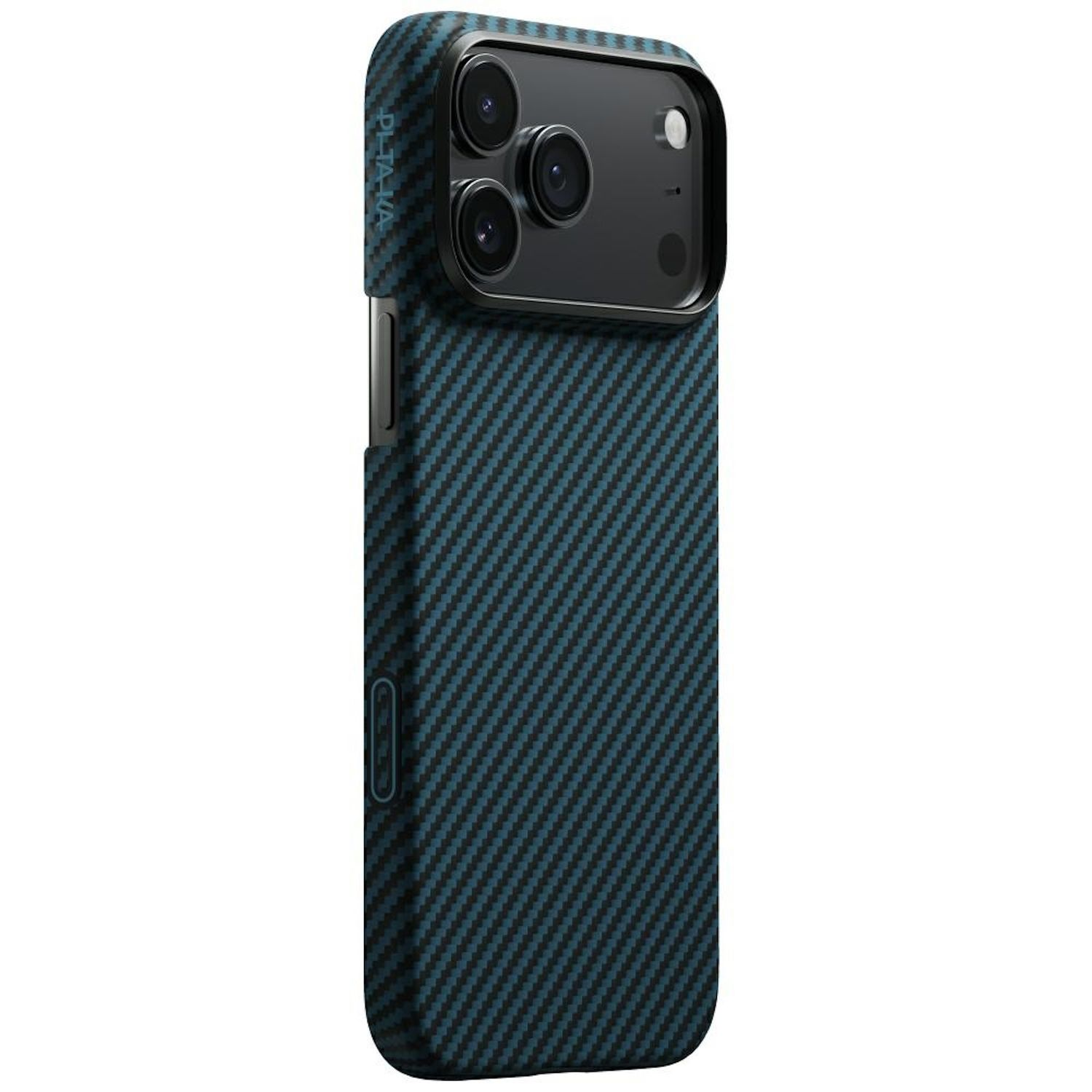 Ein iPhone in einer blau-schwarz gemusterten Hülle. Das Telefon hat drei Objektive. Die Hülle hat ein strukturiertes Carbonfaser-Aussehen.