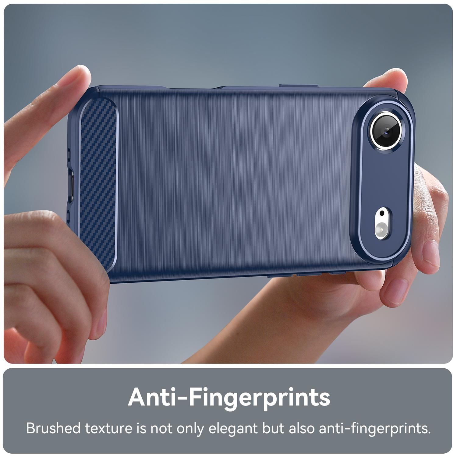 Hände halten eine dunkelblaue Handyhülle. Sie hat eine gebürstete Textur und einen Kohlefaserakzent. Die Hülle ist als Anti-Fingerabdruck gekennzeichnet.