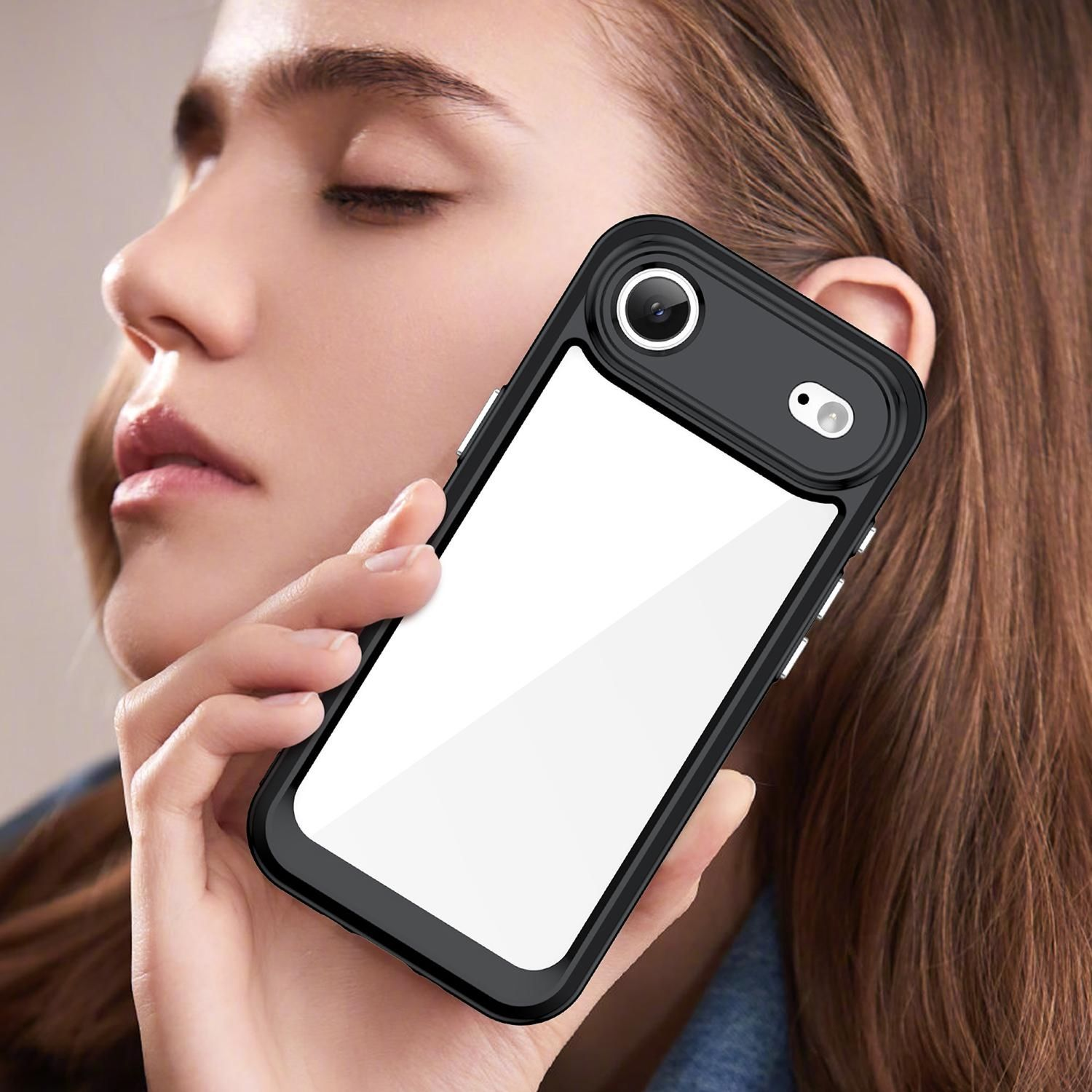 Una mujer sostiene una funda negra para teléfono con pantalla blanca. Sus ojos están cerrados. Su cabello es castaño. El fondo está borroso.