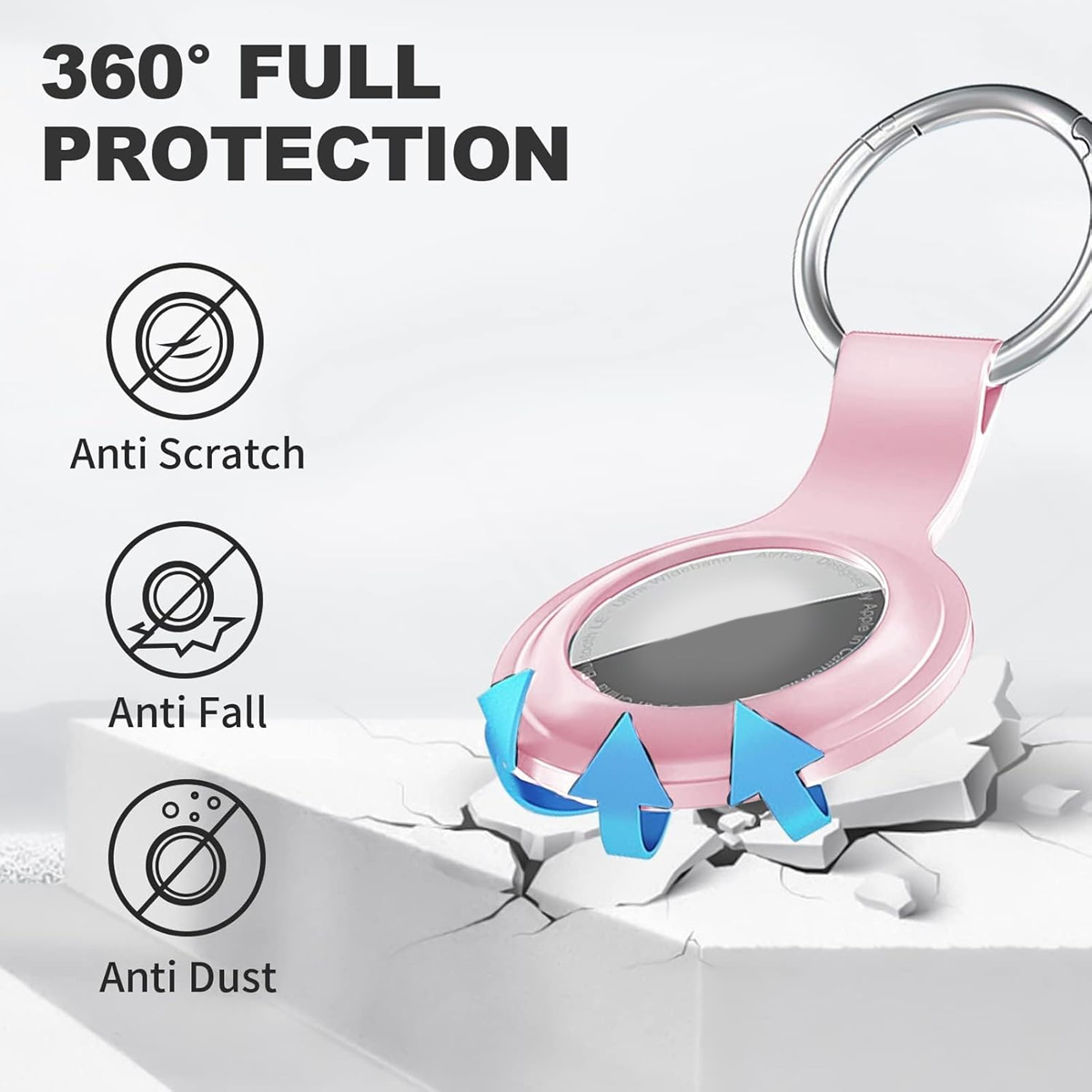 Rosa AirTag-Hülle mit silbernem Ring, blauen Pfeilen und Symbolen für Kratz-, Sturz- und Staubschutz auf einer rissigen Oberfläche.
