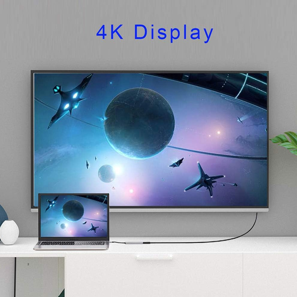 Ein Fernseher zeigt eine Weltraumszene. Ein Laptop zeigt dasselbe Bild. Ein Kabel verbindet sie. Text: 4K-Anzeige.