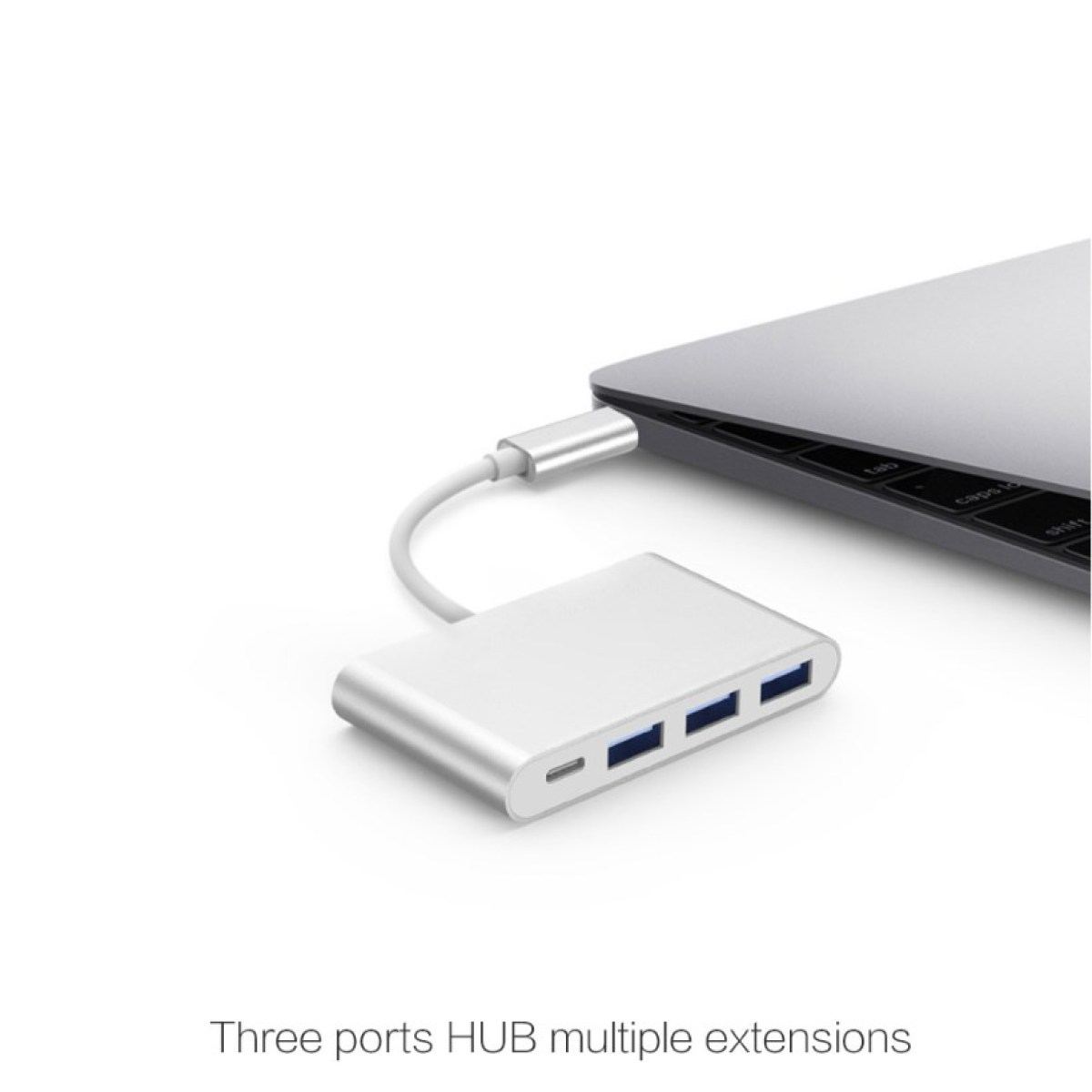 Ein silberner USB-Hub mit drei Anschlüssen und einem USB-C-Anschluss ist mit einem Laptop verbunden. Der Hintergrund ist weiß.