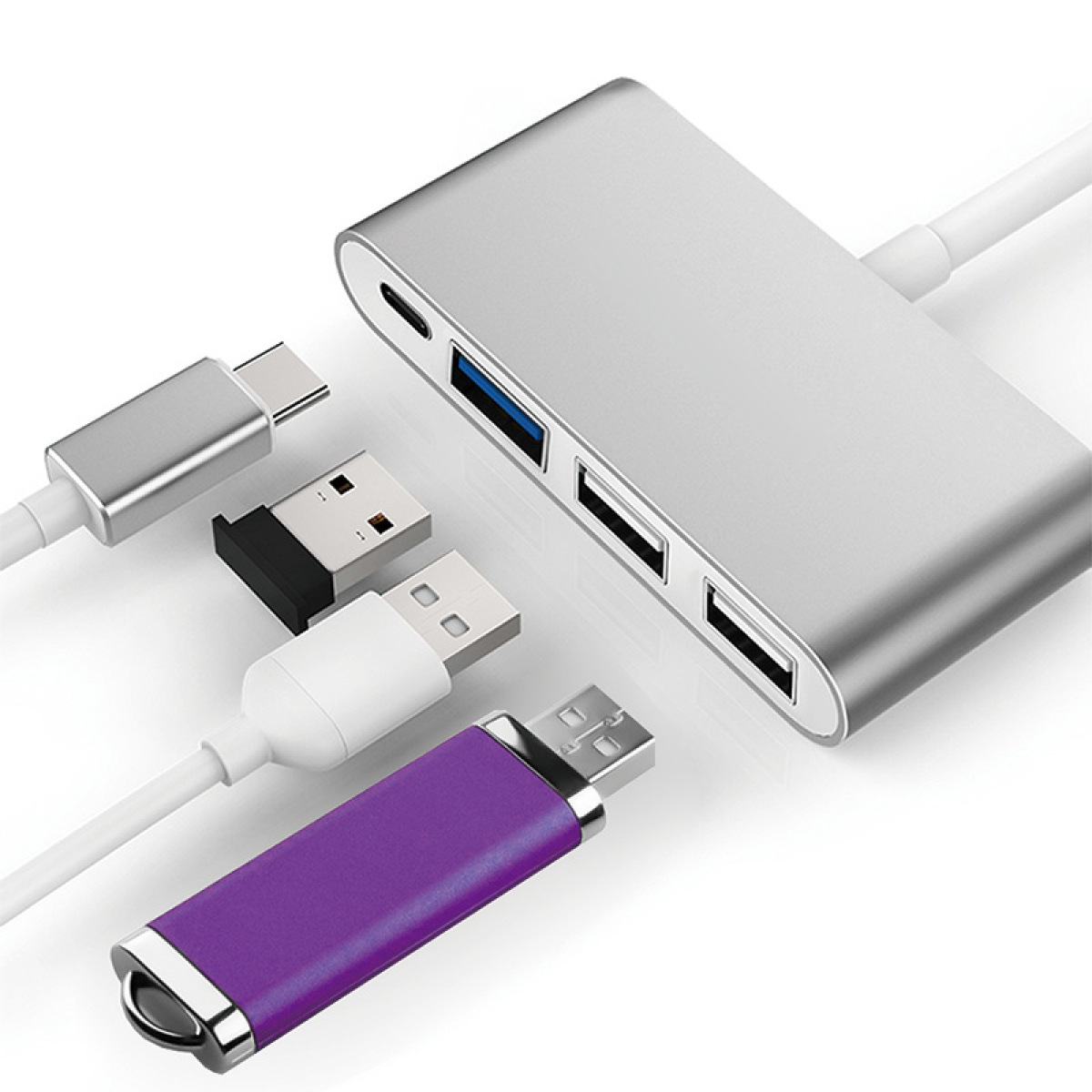 Silberner USB-Hub mit USB-C-, USB- und USB-A-Anschlüssen. Enthält einen lila USB-Stick und andere USB-Geräte auf weißem Hintergrund.