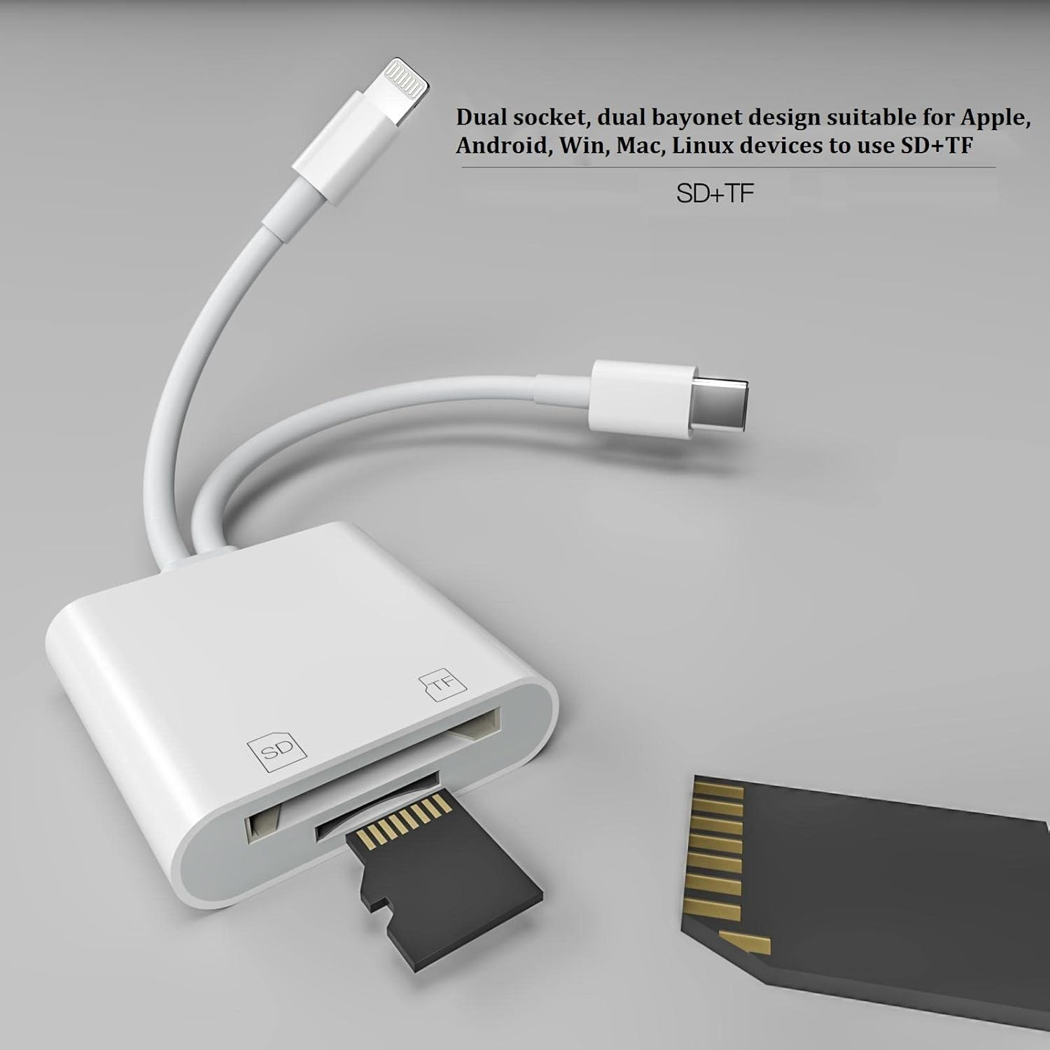 Weißer Kartenleser mit SD- und TF-Steckplätzen, zwei weiße Kabel mit Anschlüssen und eine SD-Karte auf grauem Hintergrund.