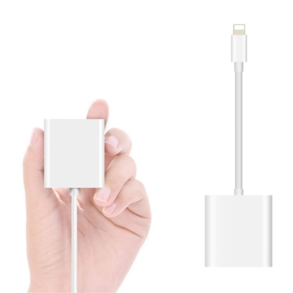 Eine Hand hält einen weißen Adapter, der mit einem weißen Kabel verbunden ist. Rechts ist ein weiterer Adapter mit Lightning-Anschluss zu sehen.