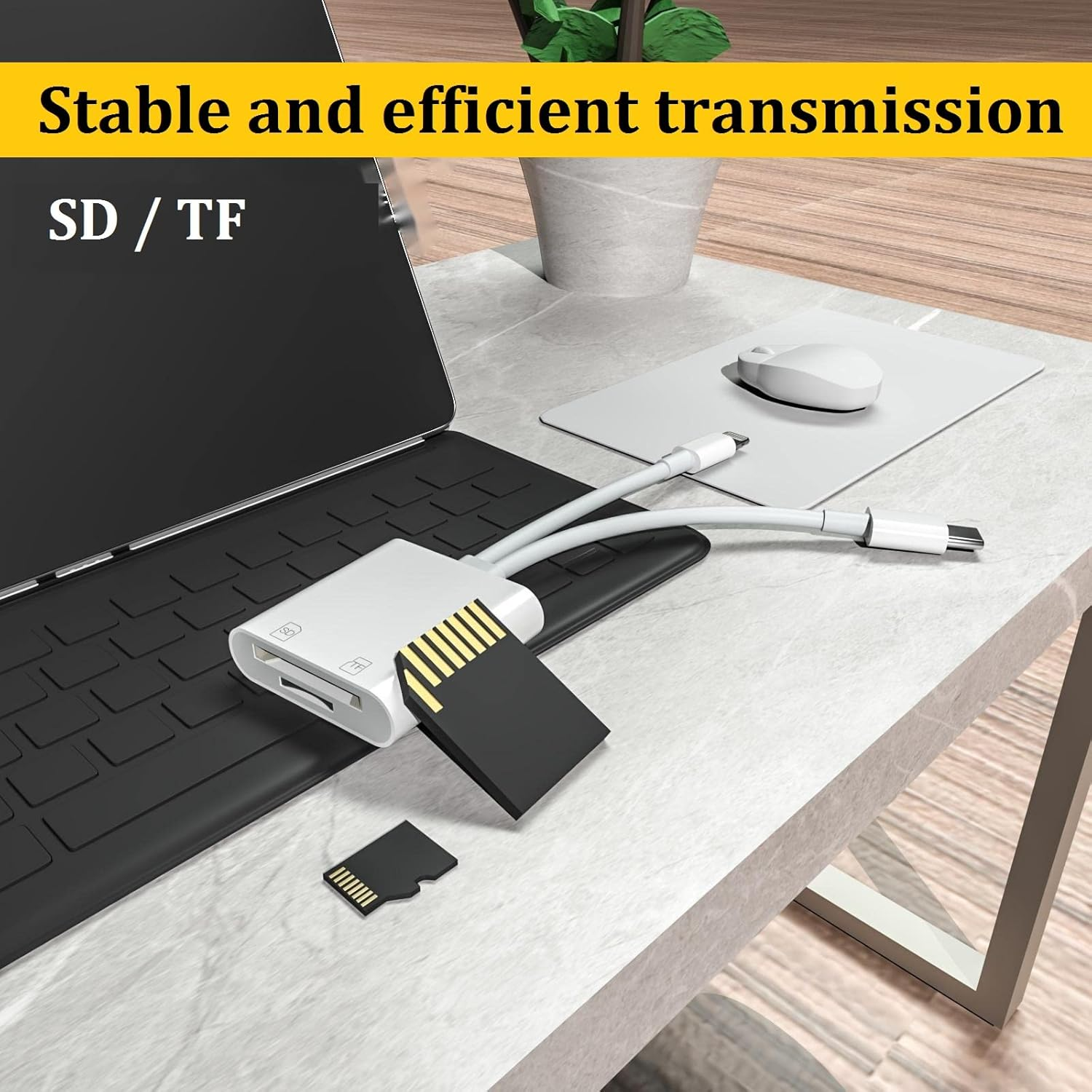 Ein weißer SD/TF-Kartenleser ist mit einem Laptop auf einem Tisch verbunden, mit einer Maus und Kabeln. SD/TF-Text ist sichtbar.