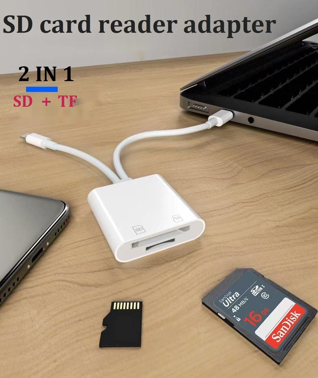 Ein weißer SD-Kartenleser mit SD-Karte, TF-Karte und angeschlossenem Laptop. Ebenfalls vorhanden sind ein Telefon und eine 16GB SanDisk Ultra Karte.