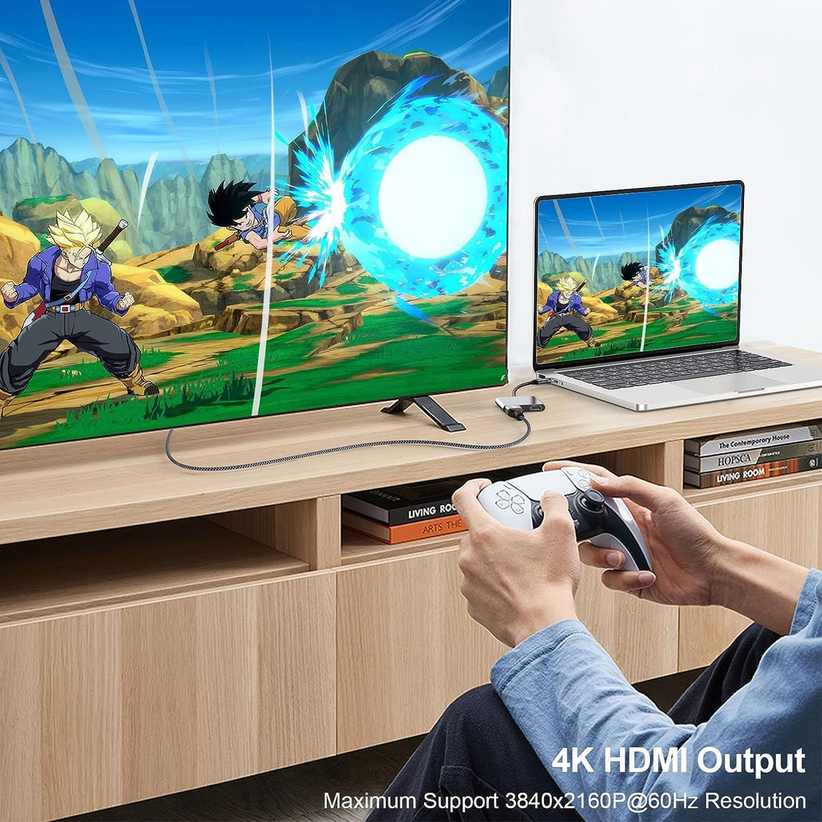 Eine Person spielt ein Videospiel, das auf einem Fernseher und Laptop angezeigt wird. Das Spiel zeigt Anime-Charaktere. Ein Controller ist in den Händen des Spielers.