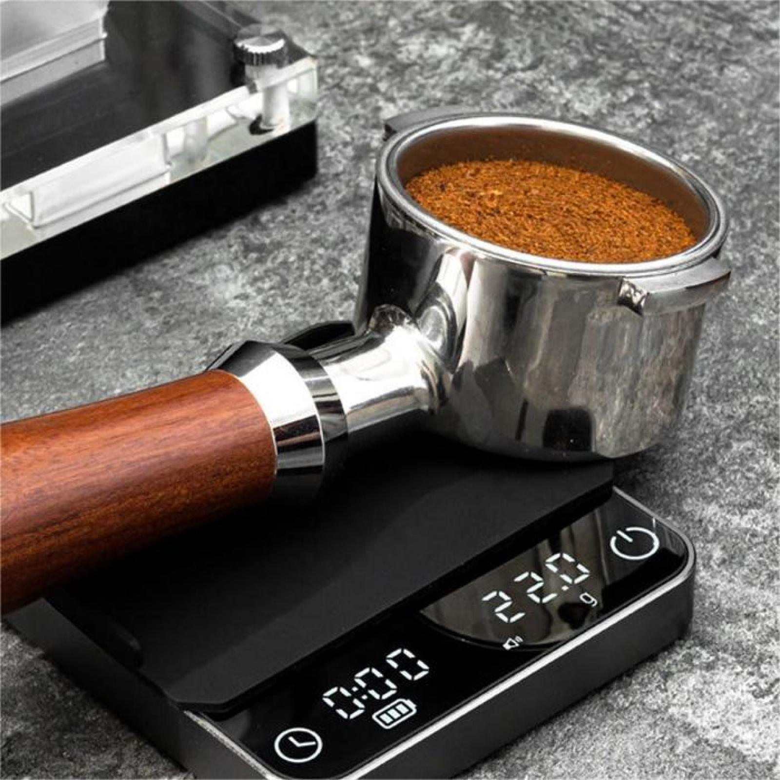 Espressomaschinen-Siebträger auf einer Waage. Der Siebträger ist mit Kaffeemehl gefüllt, die Waage zeigt 22,0 g.