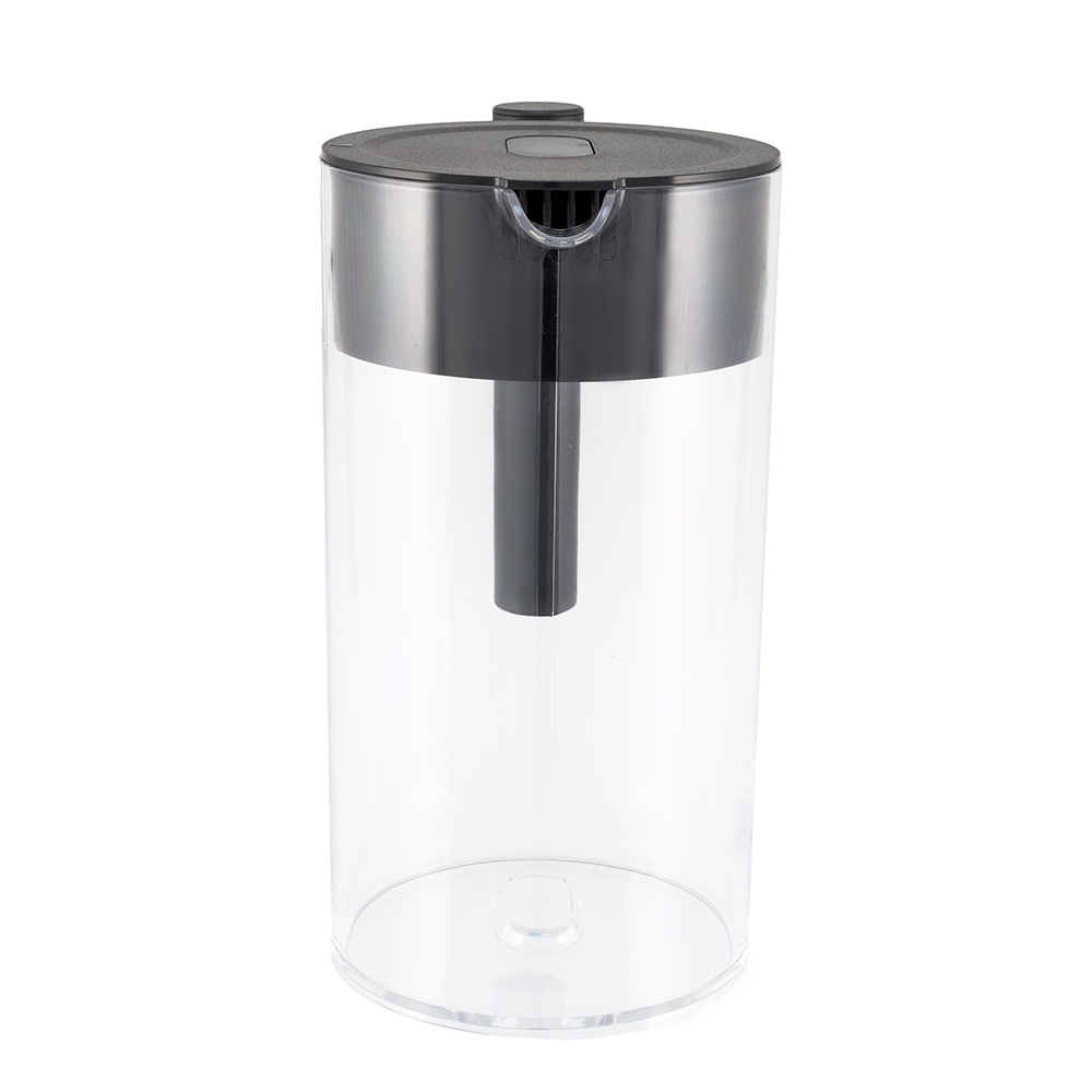 Ein klarer Wasserbecher aus Kunststoff mit schwarzem Deckel und schwarzem Filter. Der Krug ist zylindrisch und vor weißem Hintergrund.