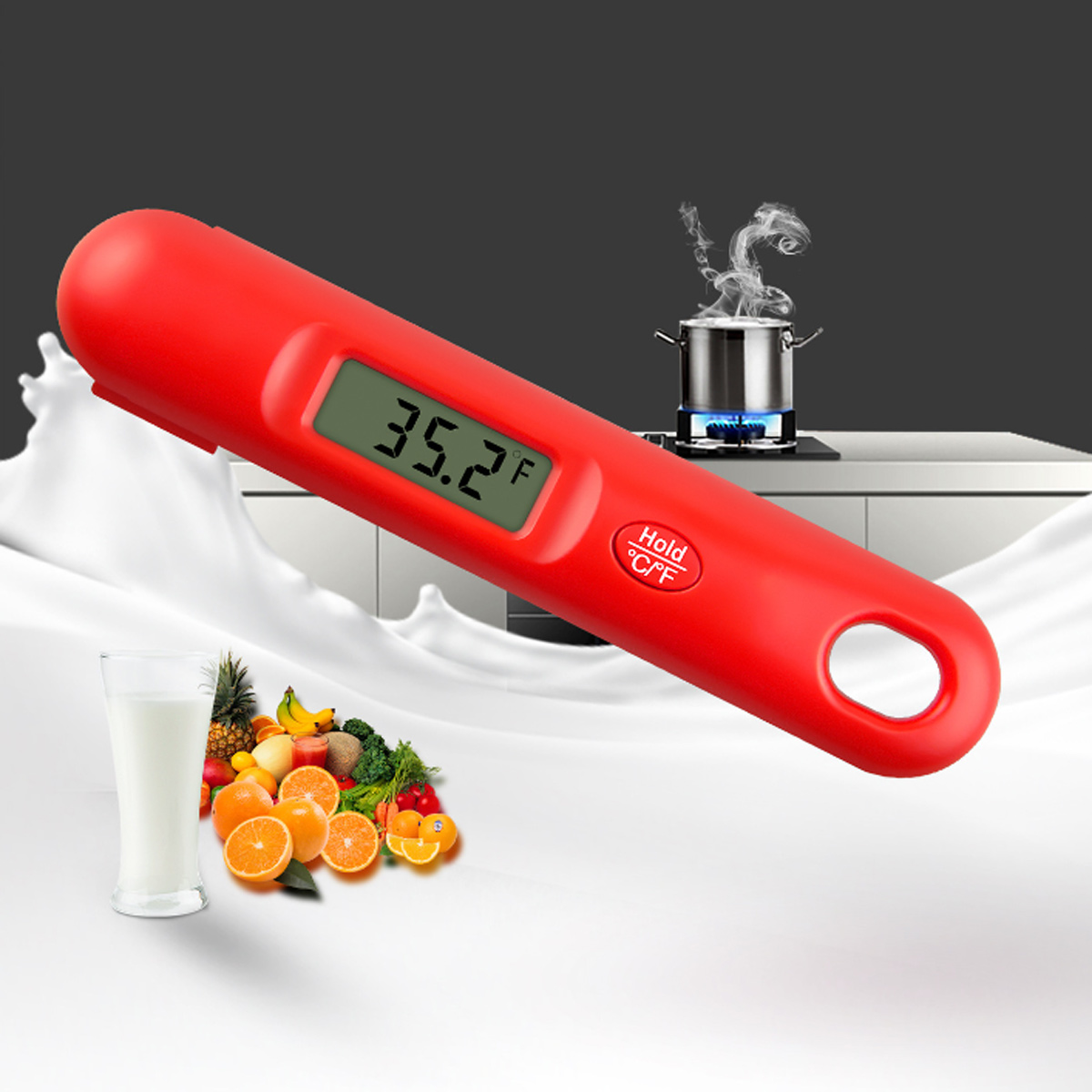 Ein rotes Digitalthermometer zeigt 35,2 °F an. Früchte und ein Glas Milch sind im Vordergrund. Ein Topf dampft auf einem Herd im Hintergrund.