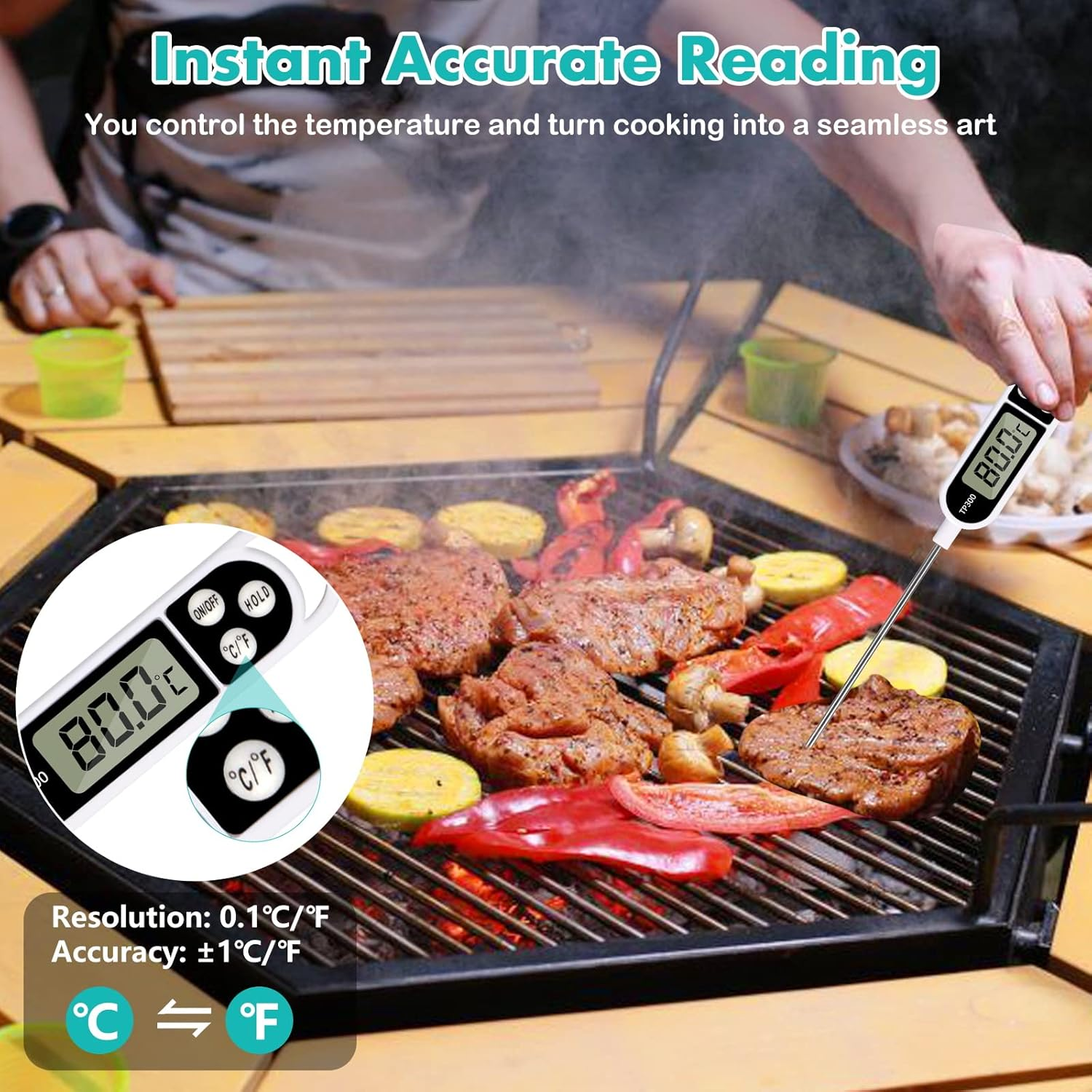 Eine Person grillt Fleisch mit einem Thermometer. Das Thermometer zeigt 80,0 Grad an. Gemüse liegt ebenfalls auf dem Grill.