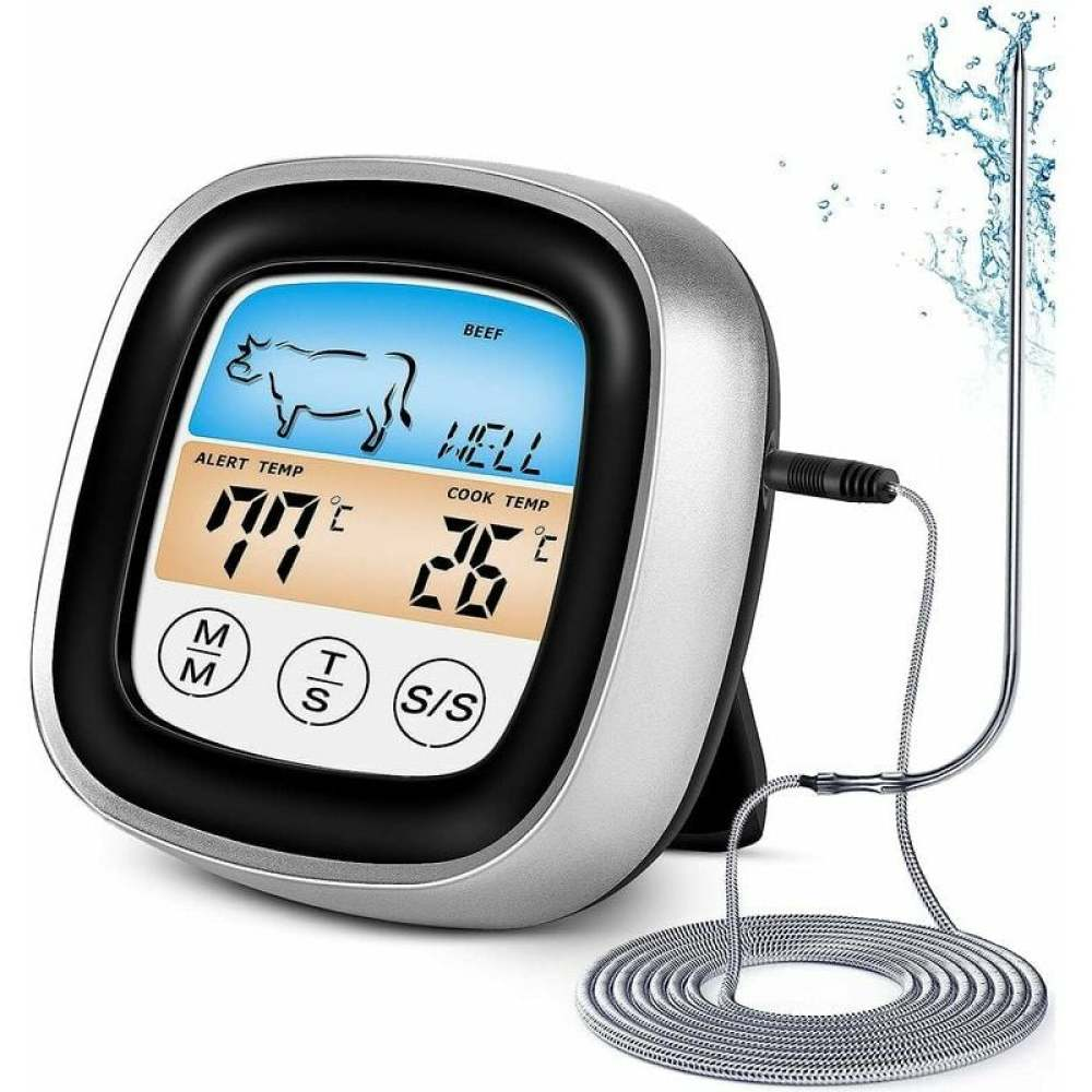 Ein digitales Fleischthermometer zeigt eine Alarmtemperatur von 177°C und eine Kochtemperatur von 26°C an. Enthält eine Sonde und ein Spiralkabel. Wassertropfen sind sichtbar.