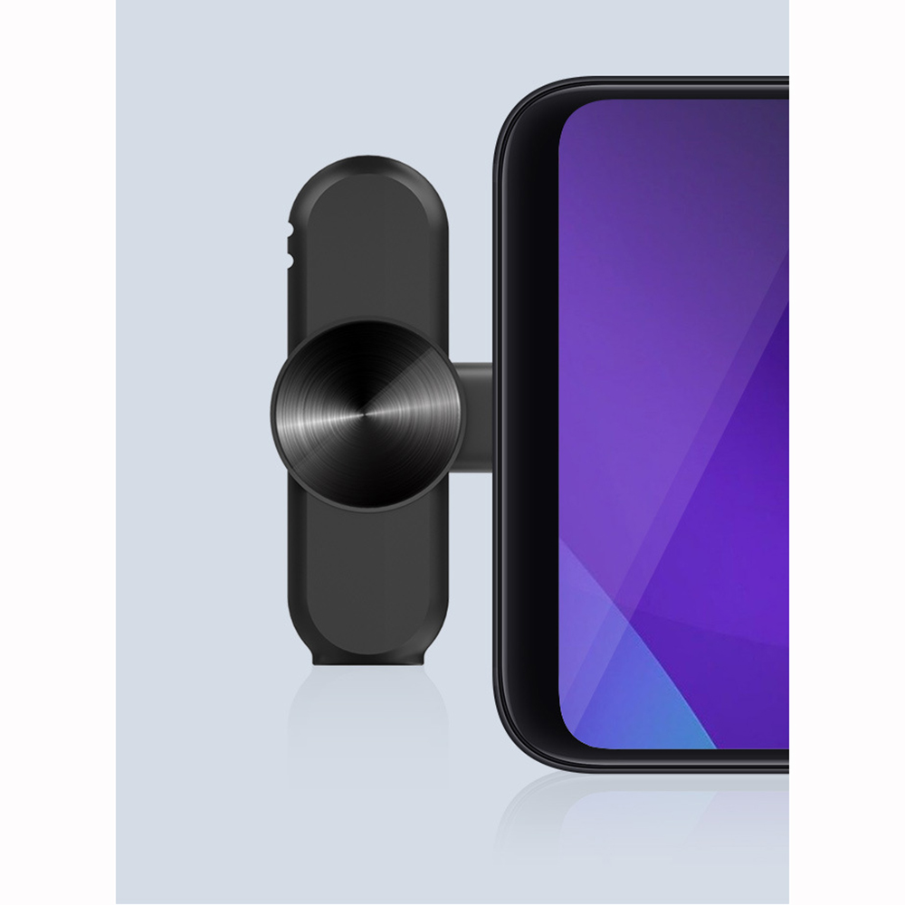 Ein schwarzer Telefonhalter, der an einem Smartphone mit lila Bildschirm befestigt ist. Der Halter hat eine kreisförmige, metallische Scheibe.