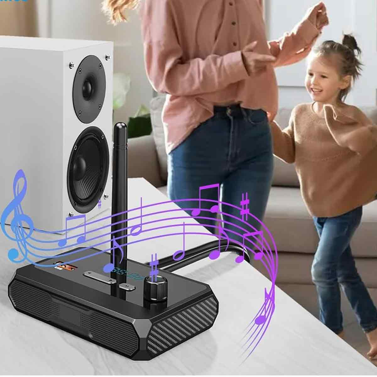 Eine Frau und ein Kind tanzen in der Nähe eines Lautsprechers und eines Musikgeräts. Noten überlagern die Szene. Der Lautsprecher ist weiß, das Gerät schwarz.