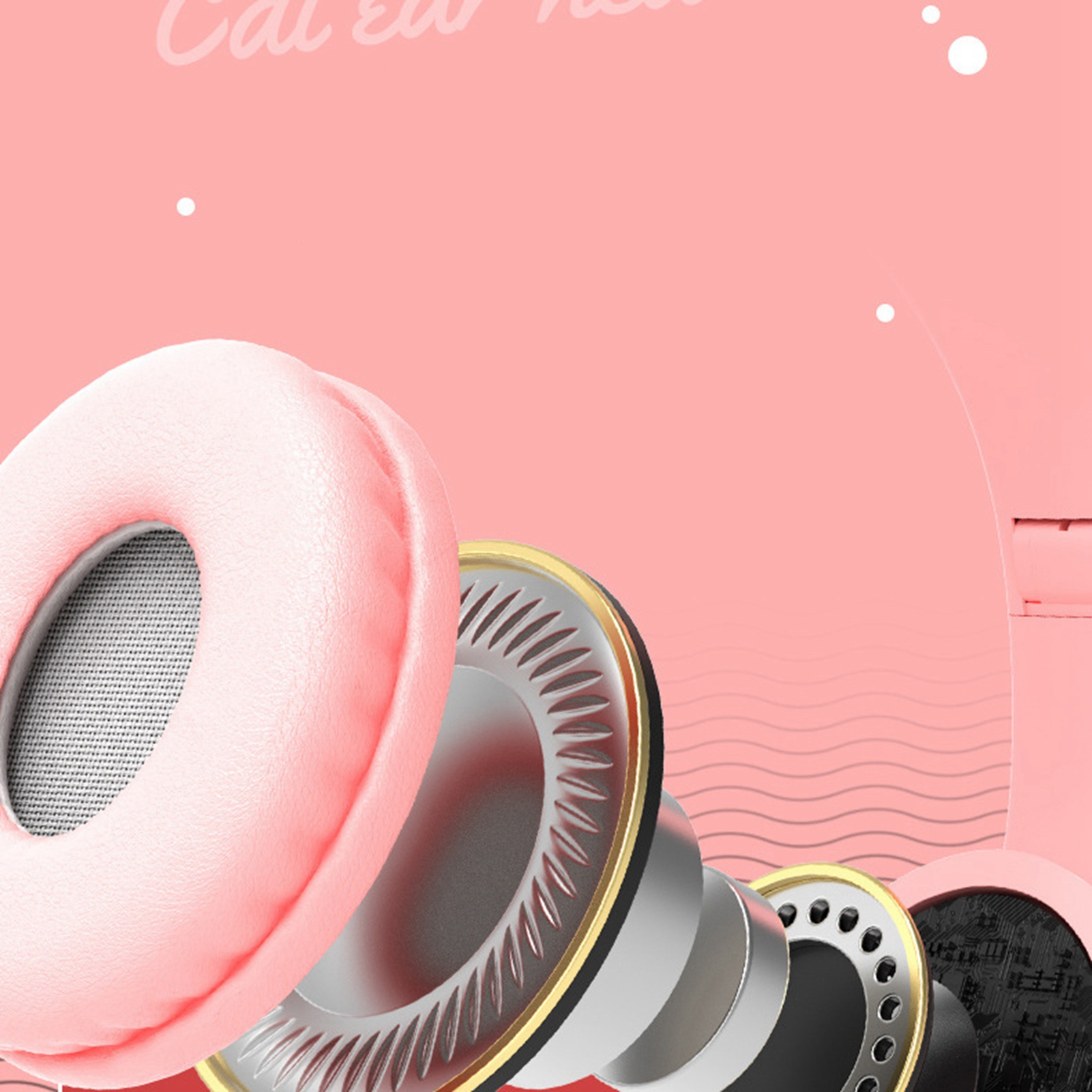 Nahaufnahme von rosa Katzenohr-Kopfhörern, die Ohrmuscheln und interne Komponenten vor rosa Hintergrund zeigen.