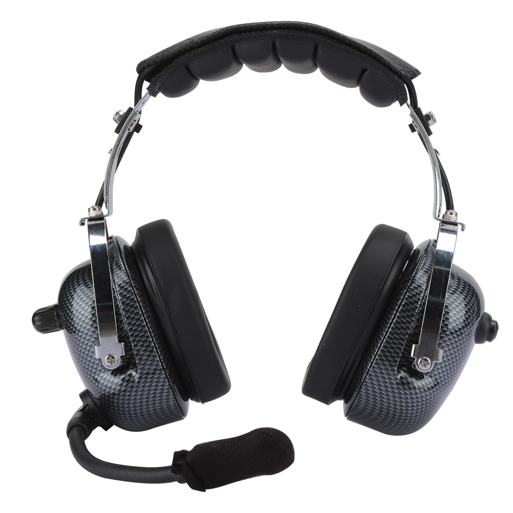 Ein schwarzes und graues Luftfahrt-Headset mit Mikrofon und Carbonfaser-Ohrmuscheln. Das Headset liegt auf weißem Hintergrund.