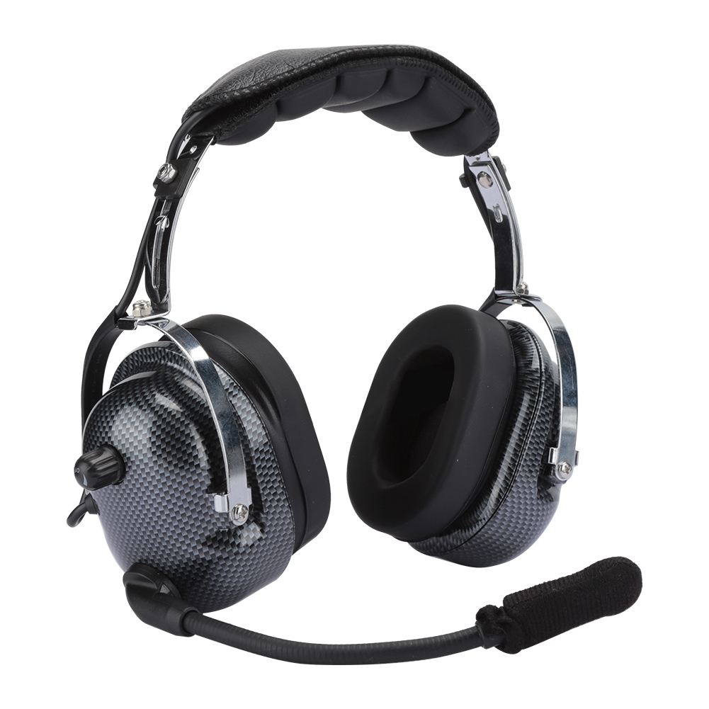 Luftfahrt-Headset. Schwarz und Silber mit Ohrmuscheln aus Kohlefaser und gepolstertem Kopfband. Ein Mikrofon ragt aus der linken Ohrmuschel.