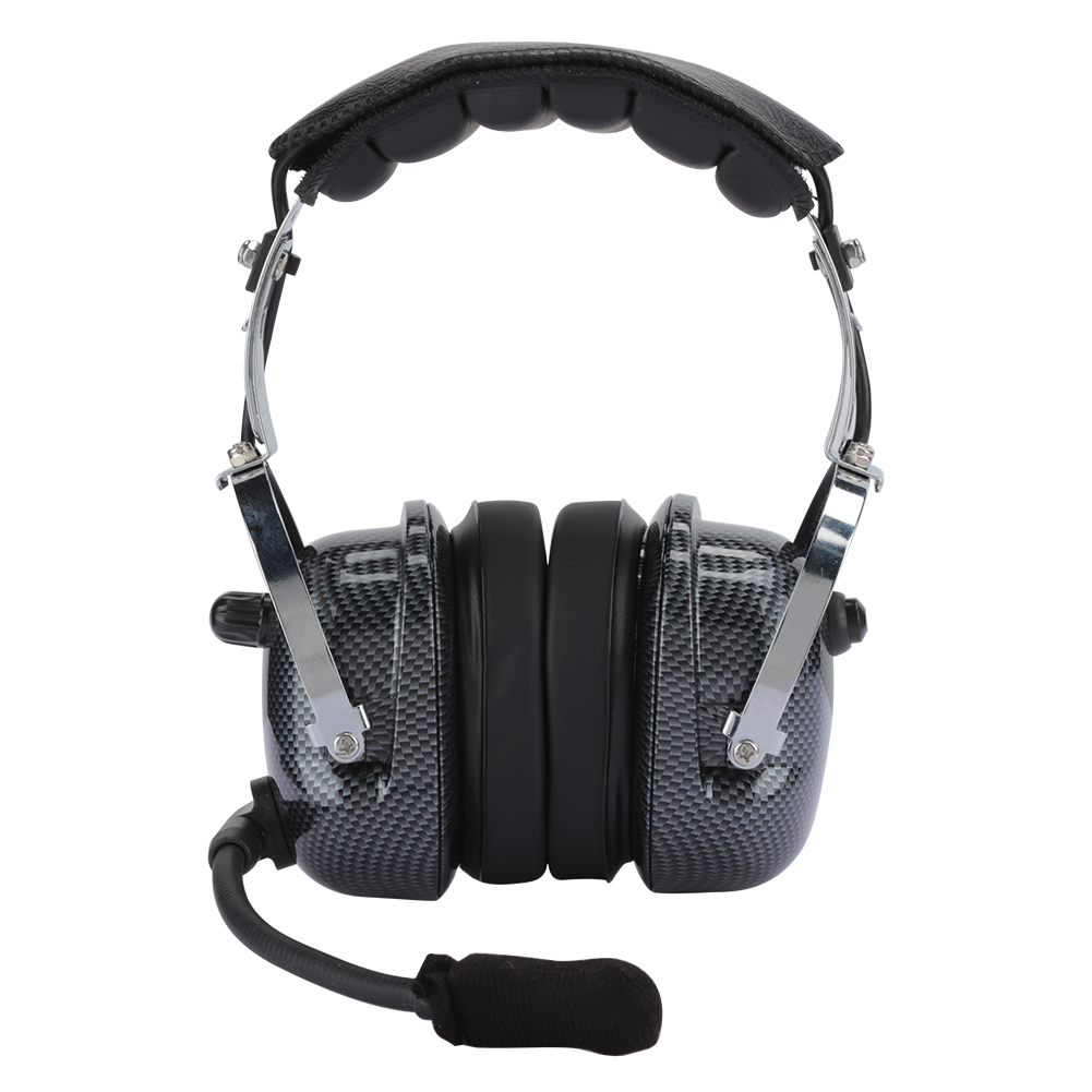 Headset mit Ohrmuscheln aus Kohlefaser, einem schwarzen Mikrofon und einem gepolsterten Kopfband. Silberne Metallakzente und eine schwarze Mikrofonschaumabdeckung.