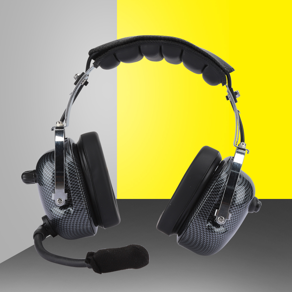 Luftfahrt-Headset mit schwarzen Ohrmuscheln und Mikrofon, silbernen Metallarmen und einem gepolsterten schwarzen Kopfband.