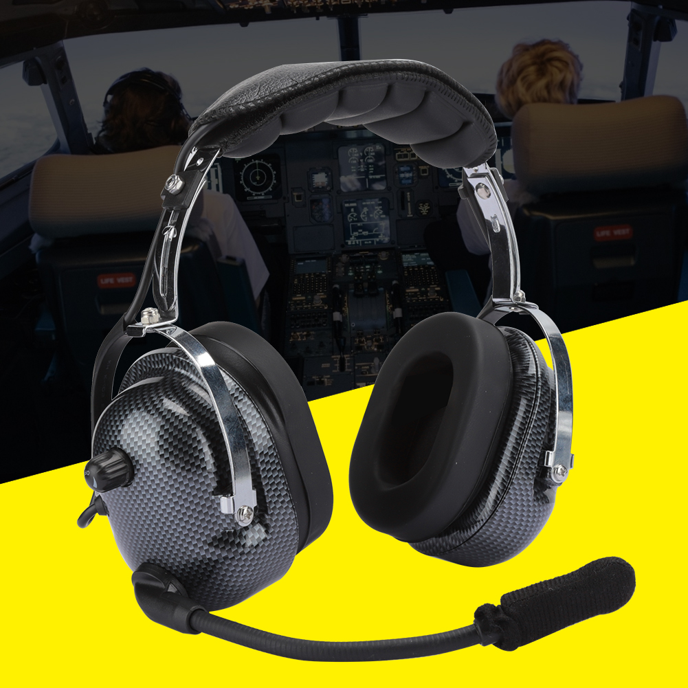 Schwarzes und silbernes Headset mit Mikrofon vor einem Flugzeugcockpit mit Piloten im Hintergrund.