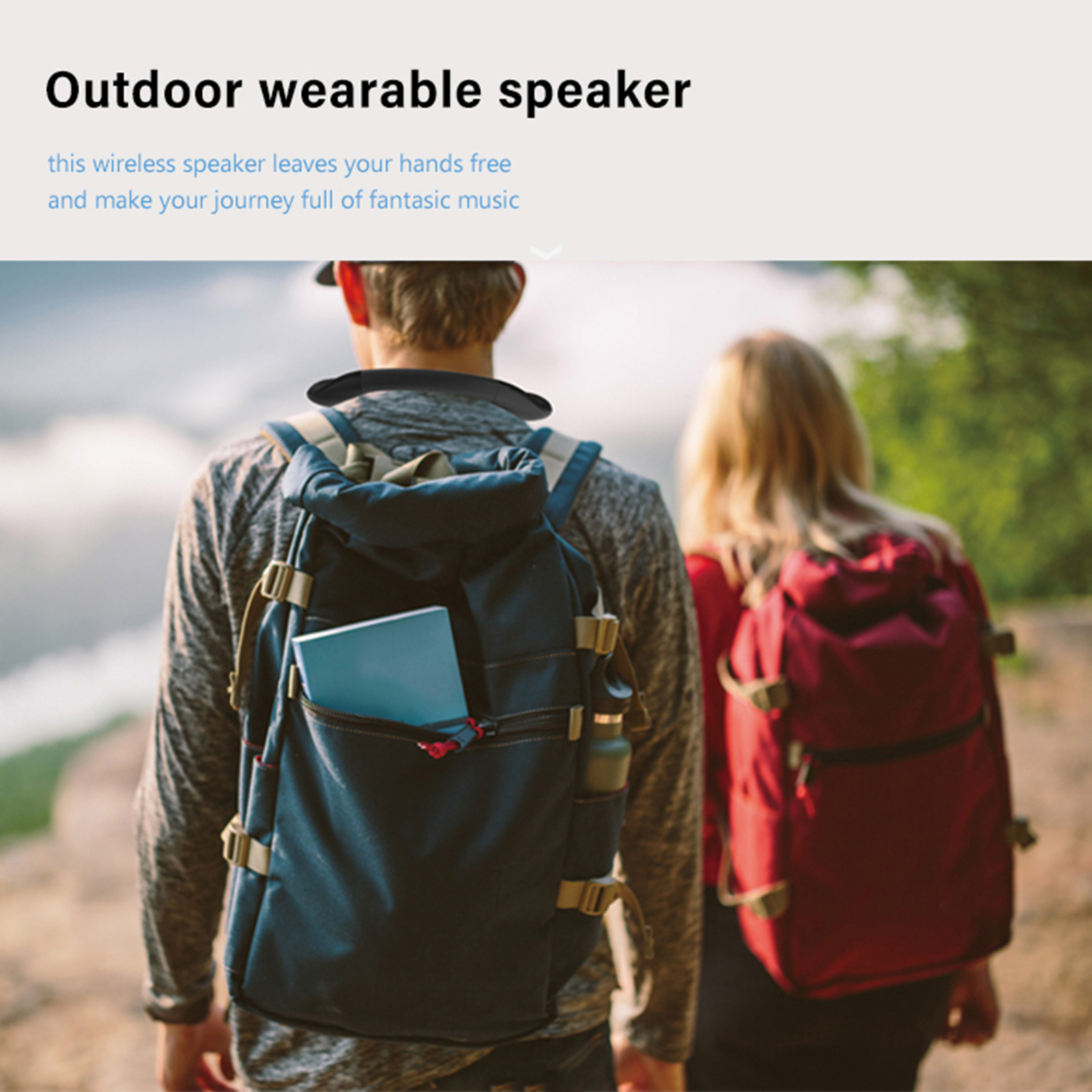 Zwei Personen wandern mit Rucksäcken. Einer hat einen blauen Rucksack, der andere einen roten. Fokus liegt auf den Rucksäcken.