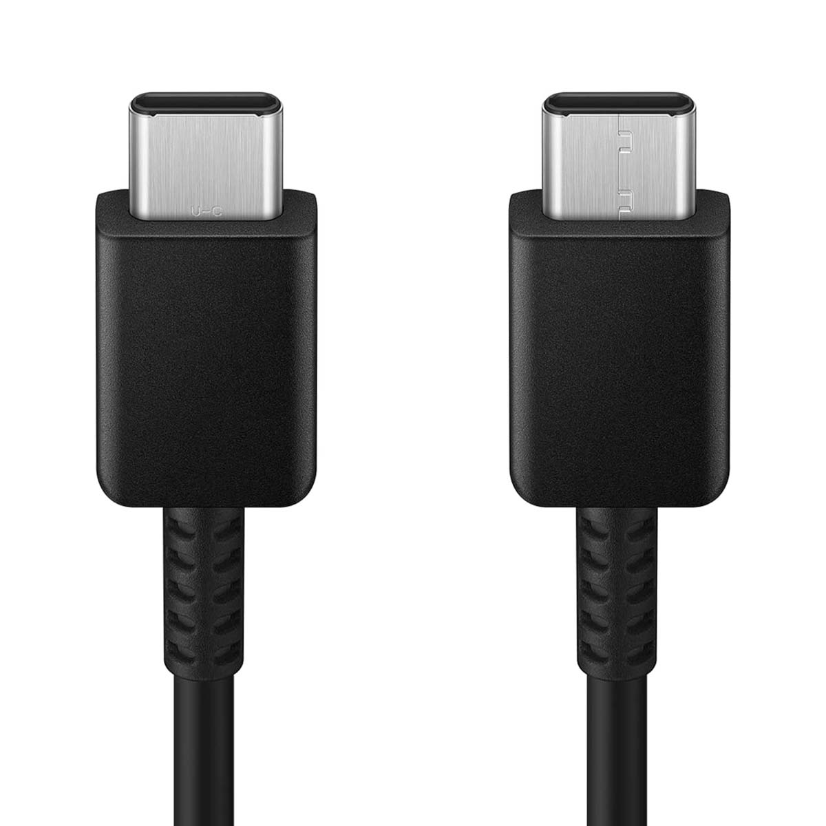 Zwei schwarze USB-C-Kabel nebeneinander. Jedes hat einen silbernen Stecker und einen schwarzen Körper. Weißer Hintergrund.