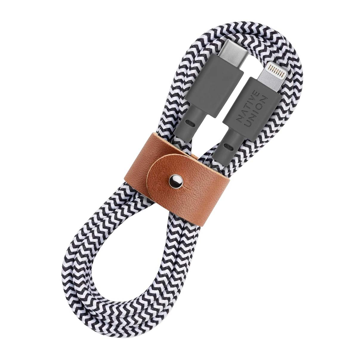 Un cavo di ricarica intrecciato con connettore USB-C e Lightning, fissato da un cinturino in pelle marrone. Il cavo è bianco e nero.