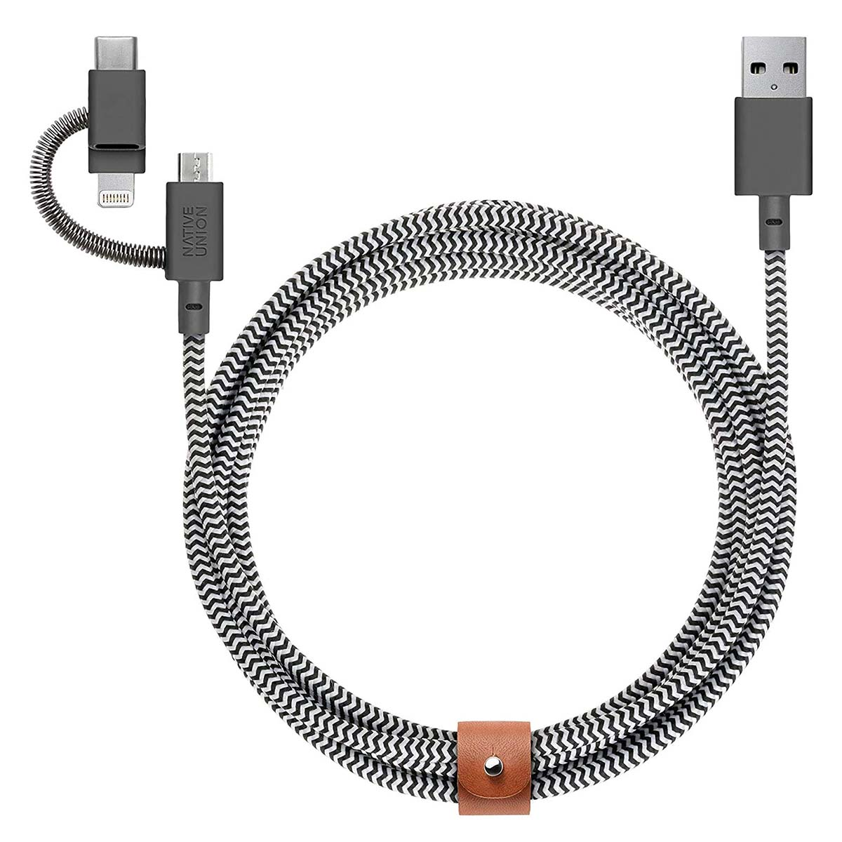 Un cavo di ricarica USB con cavo a strisce bianche e nere. Ha connettori USB-C, Lightning e USB-A.