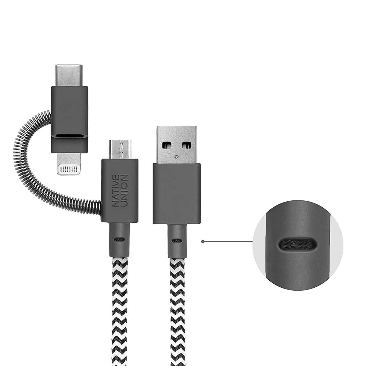 Tre cavi di ricarica con diversi connettori. Uno ha un connettore Lightning, un altro USB-C e l'ultimo USB-A, tutti con cavi a fantasia.