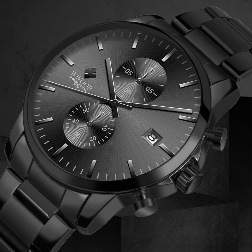 Schwarze Armbanduhr mit Chronographen-Funktionen. Das Zifferblatt hat Hilfszifferblätter, Datumsanzeige und Leuchtzeiger. Das Armband ist ebenfalls schwarz.