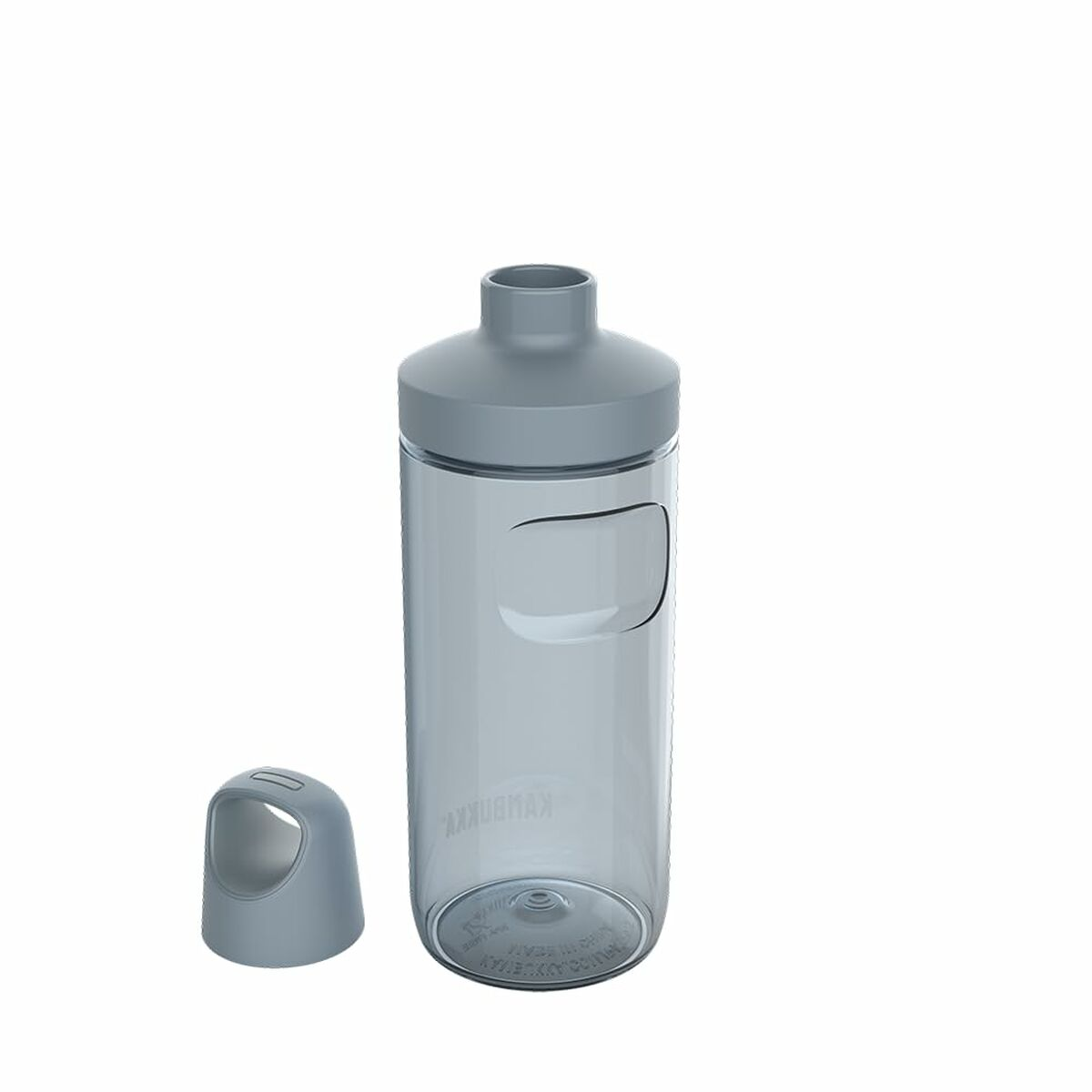 Eine transparente Wasserflasche mit grauem Deckel und einem abgenommenen grauen Deckel. Die Flasche hat eine gebogene Vertiefung und ein Logo. Der Hintergrund ist weiß.