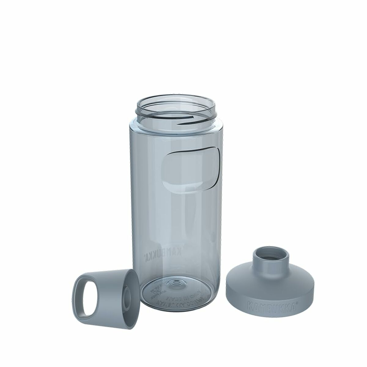 Eine klare Plastikwasserflasche mit einem grauen Deckel und einer Kappe sind getrennt. Die Flasche hat eine seitliche Vertiefung und steht auf weißem Hintergrund.