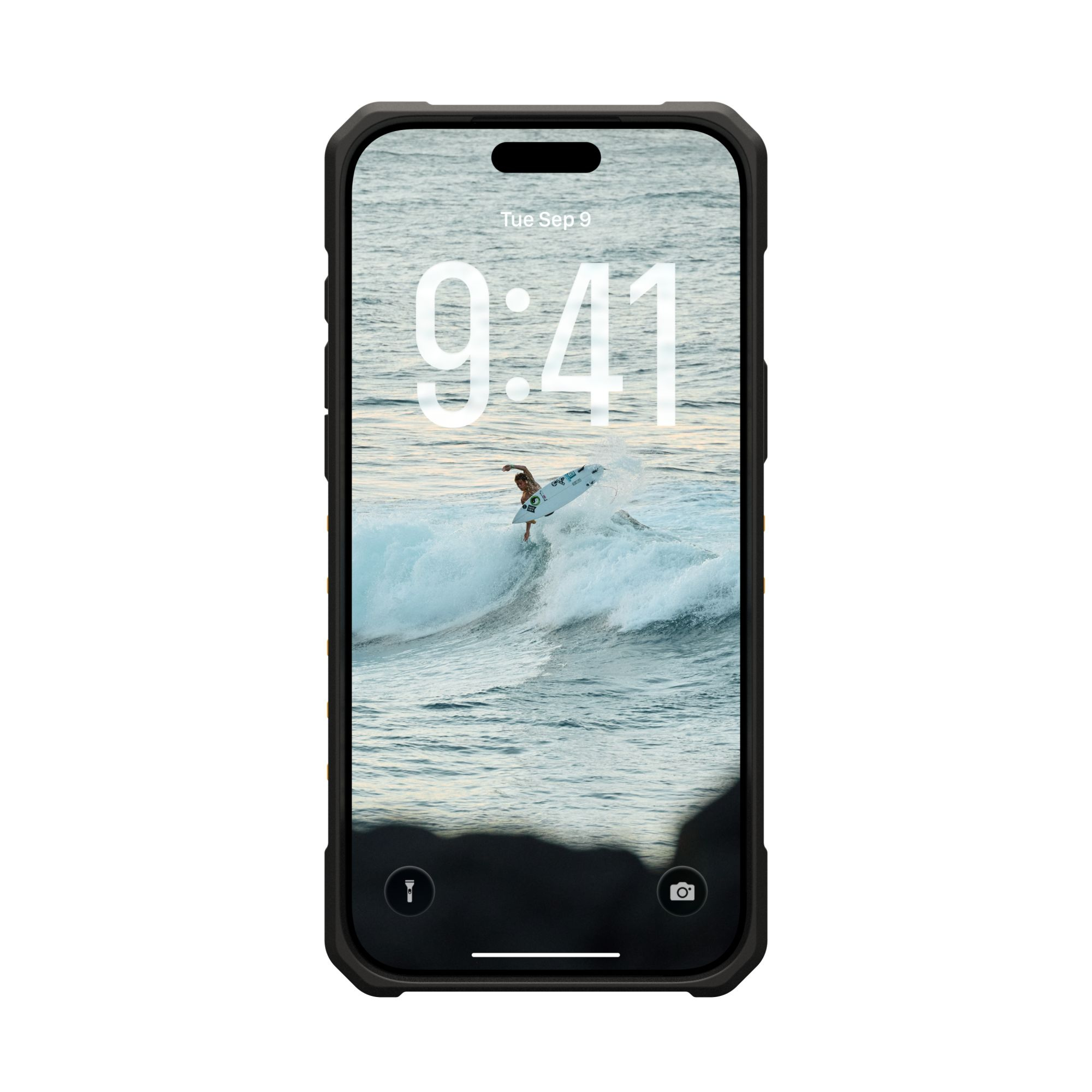 Ein iPhone zeigt einen Surfer, der eine Welle reitet. Der Bildschirm zeigt Uhrzeit und Datum, in einer Schutzhülle.