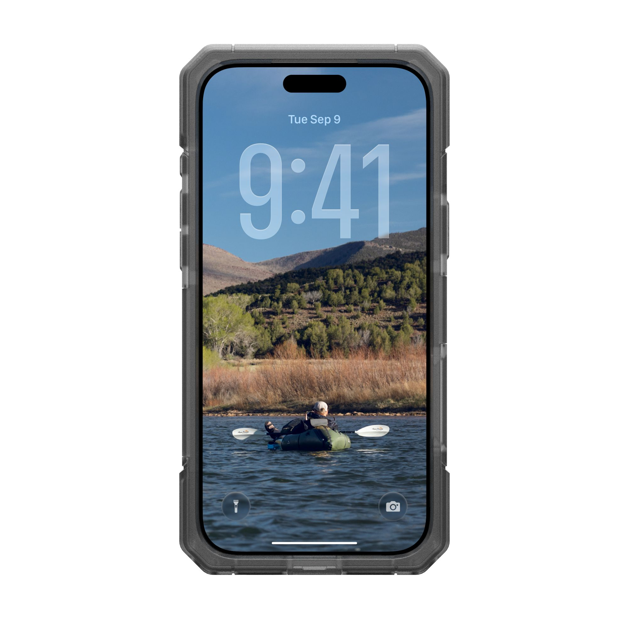Telefon zeigt eine Seelandschaft mit einer Person in einem Floß. Die Uhrzeit ist 9:41. Das Telefon hat eine robuste Hülle.