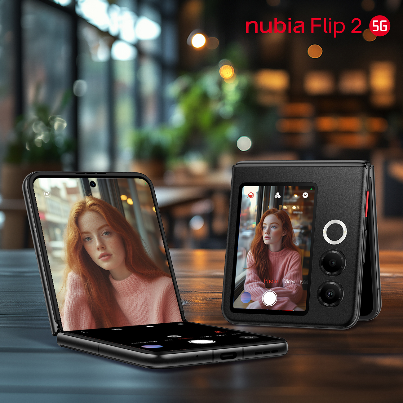 Telefon nubia Flip 2 5G jest otwarty, pokazując twarz kobiety. Drugi złożony telefon pokazuje tę samą kobietę. Tło jest rozmyte.