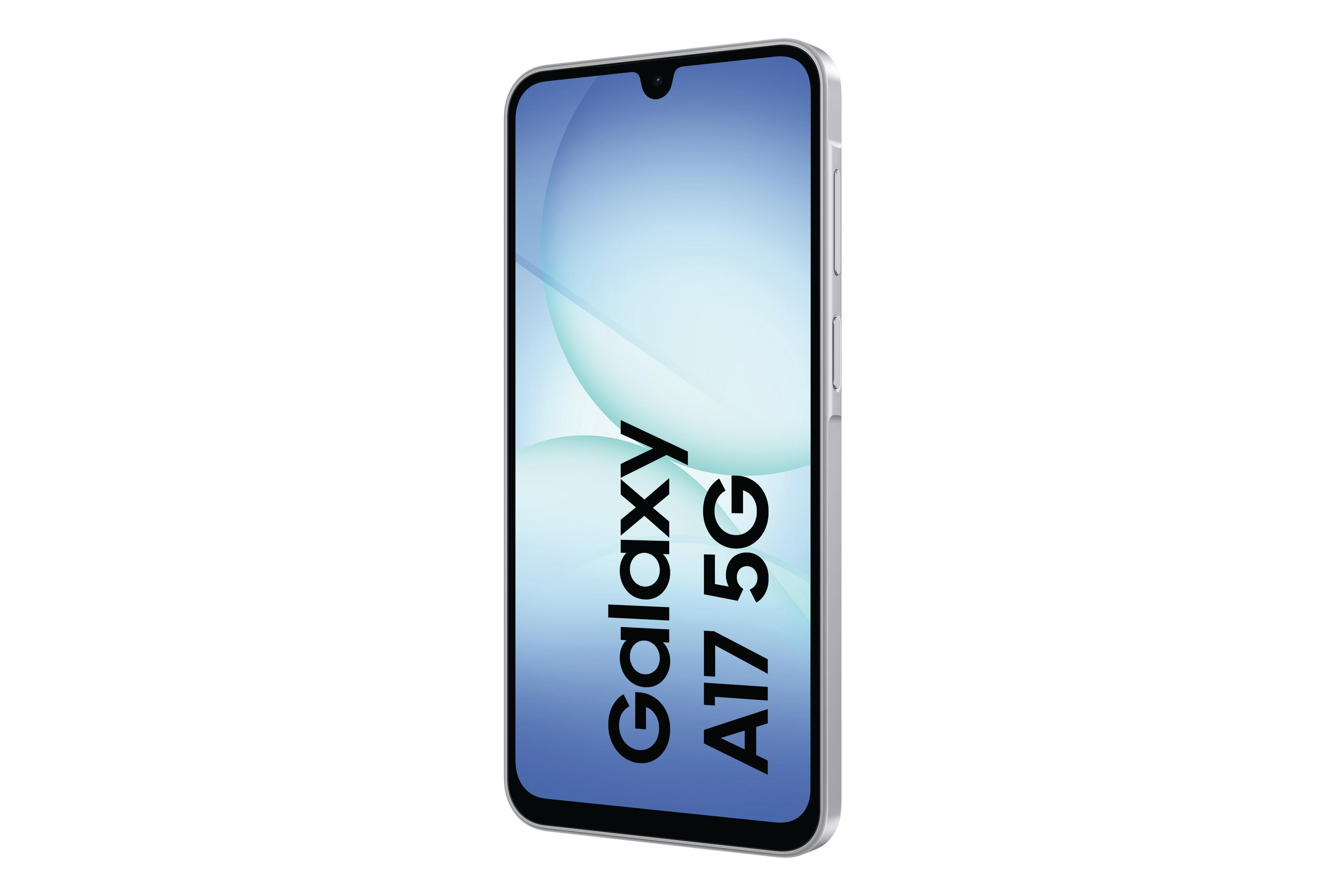 Srebrny telefon Samsung Galaxy A17 5G jest wyświetlany pod niewielkim kątem. Ekran pokazuje niebiesko-biały gradient.