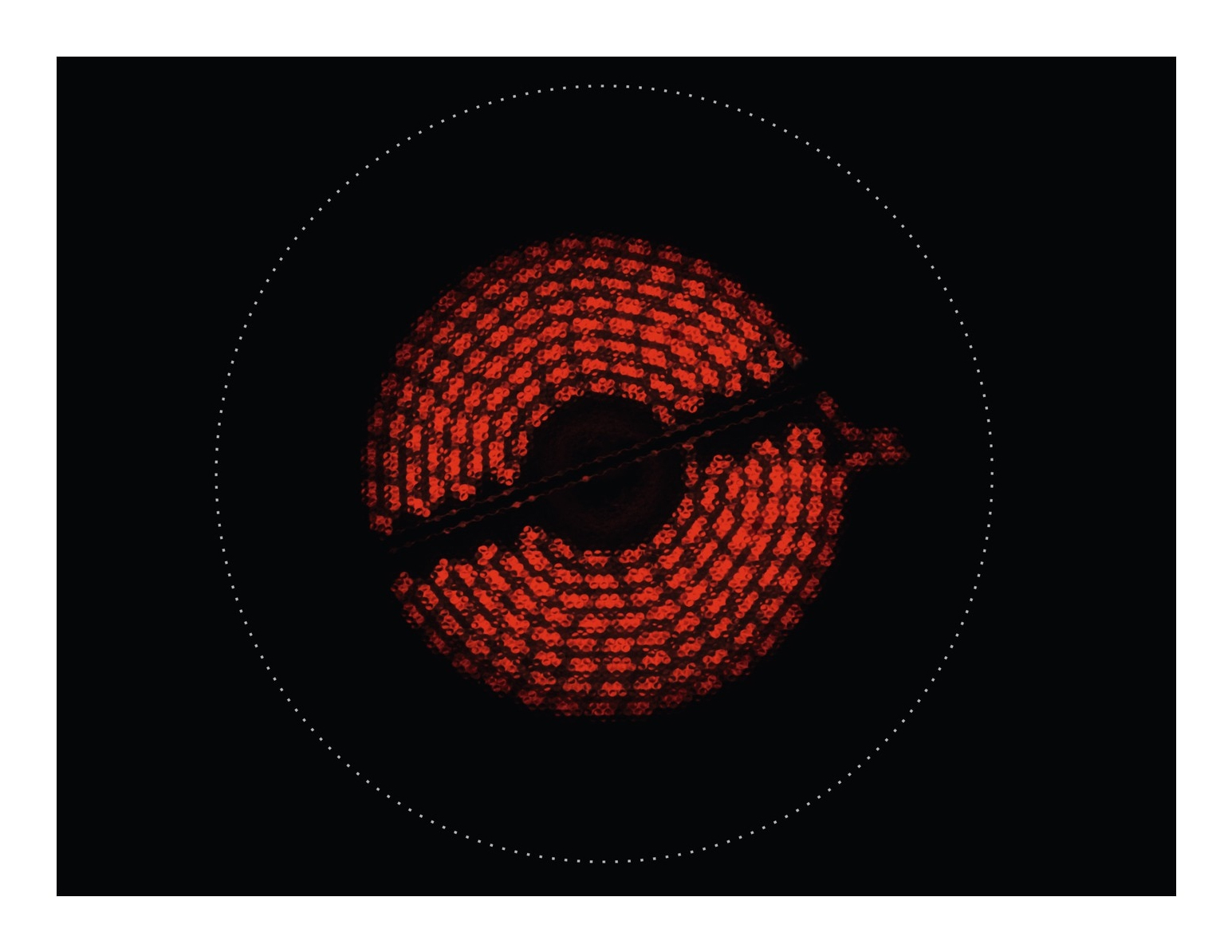 Serpentina rossa incandescente di fornello elettrico su una superficie nera, con un cerchio bianco tratteggiato. La serpentina è divisa a metà.