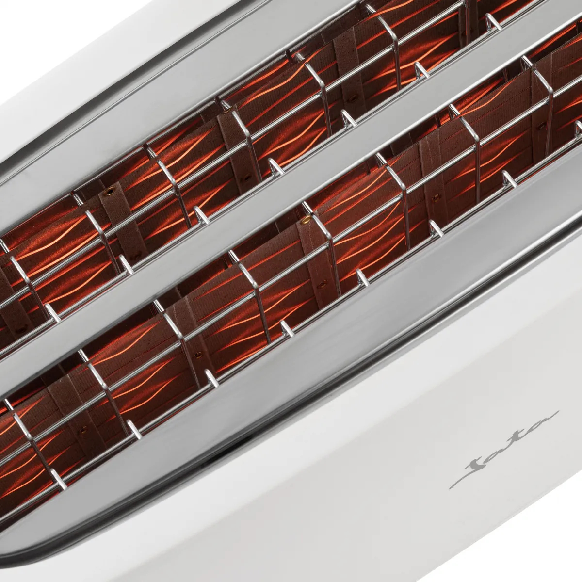 Zbliżenie białego tostera z czerwono świecącymi elementami grzejnymi. Widoczne chromowane akcenty i nazwa marki 'Jata'.