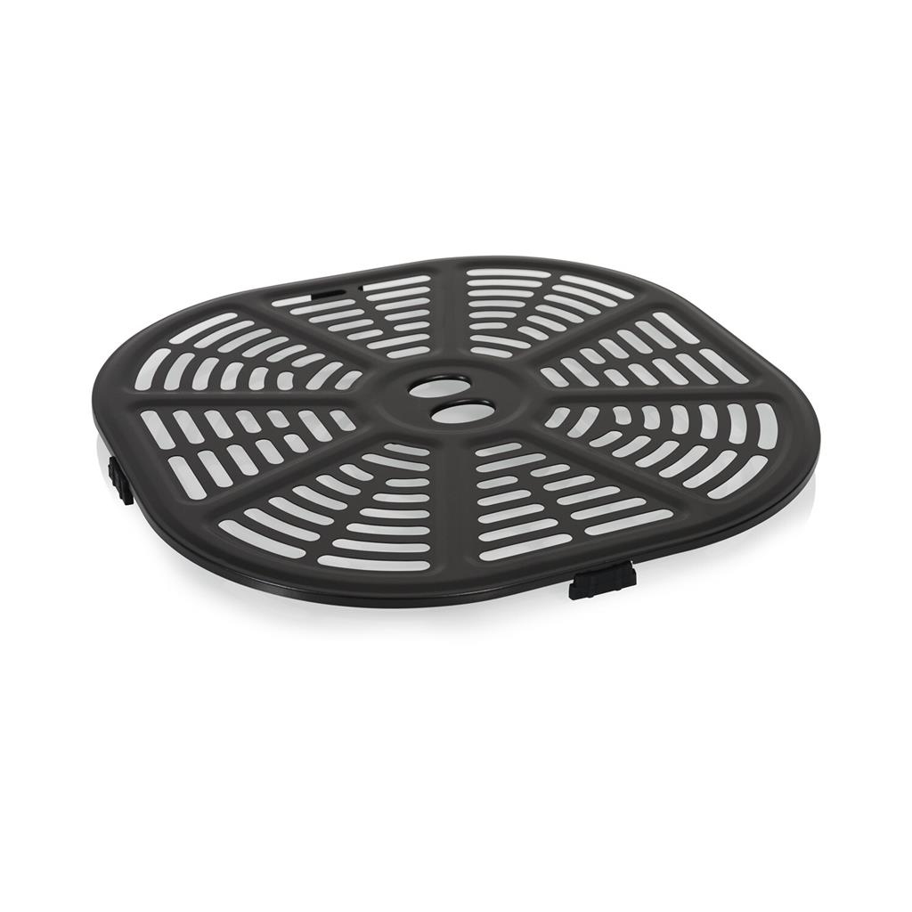 Czarny, okrągły kosz do frytkownicy powietrznej z wieloma szczelinami. Kosz jest lekko pochylony, tło jest białe.