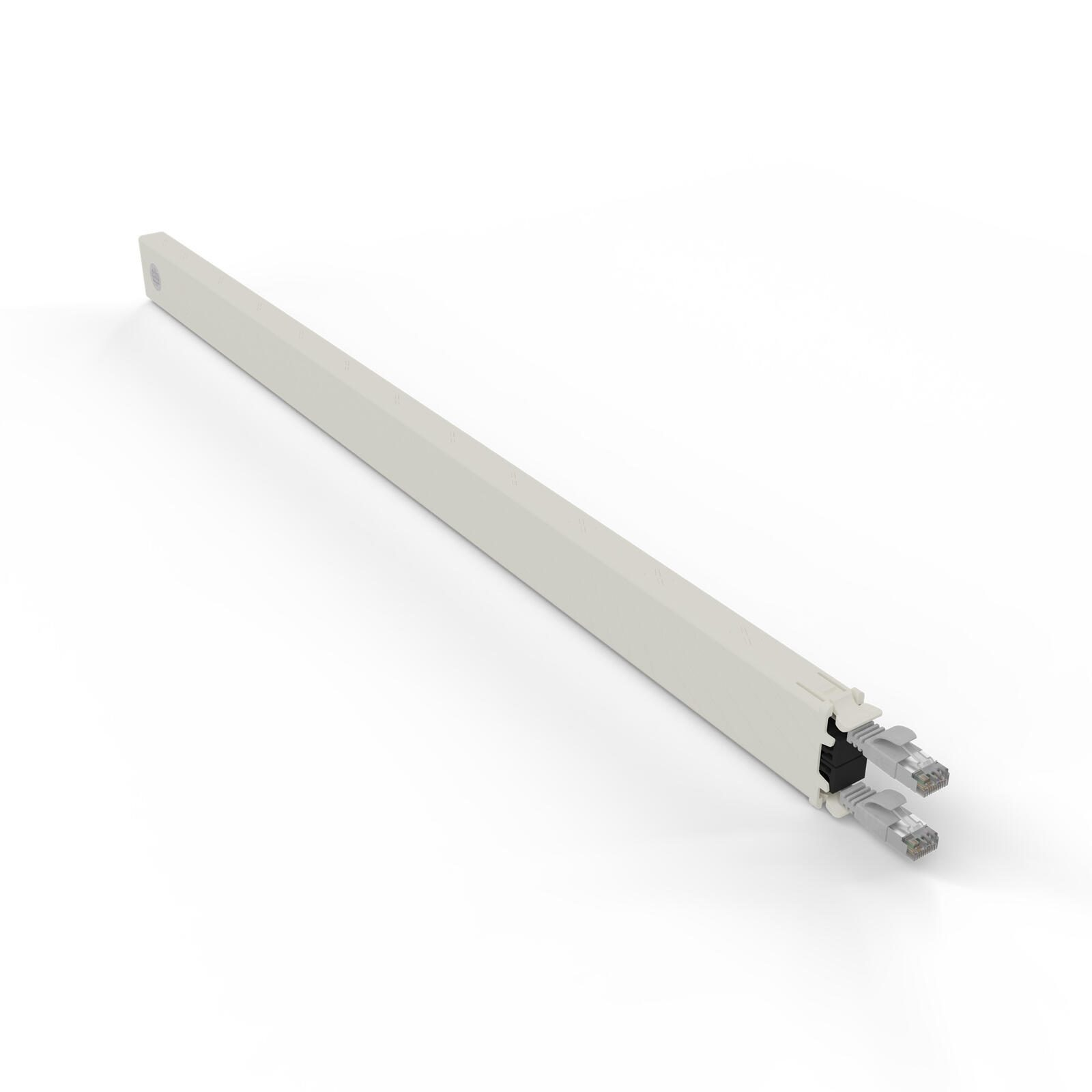 Kątowy, kremowy kanał kablowy z dwoma szarymi kablami sieciowymi na końcu na białym tle.