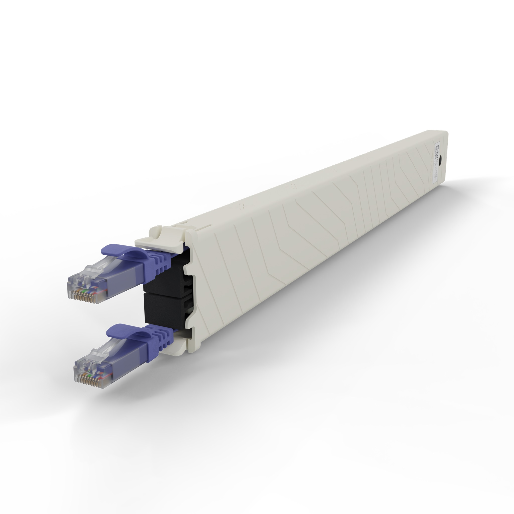 Un protecteur de câble blanc cassé avec deux câbles Ethernet bleus insérés. Fond blanc.