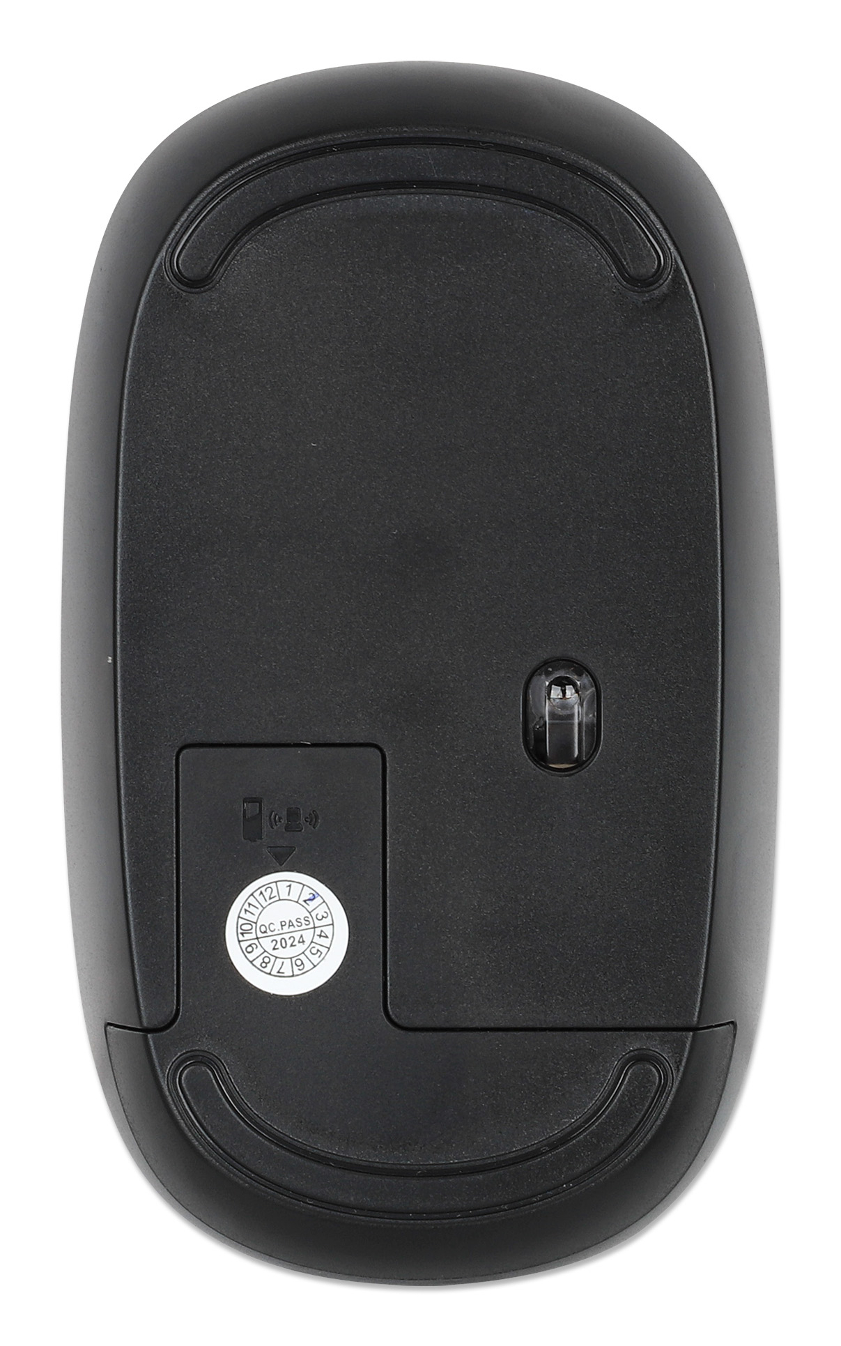Vista inferiore di un mouse nero. Ha un vano batteria, un interruttore di alimentazione e un adesivo QC pass.