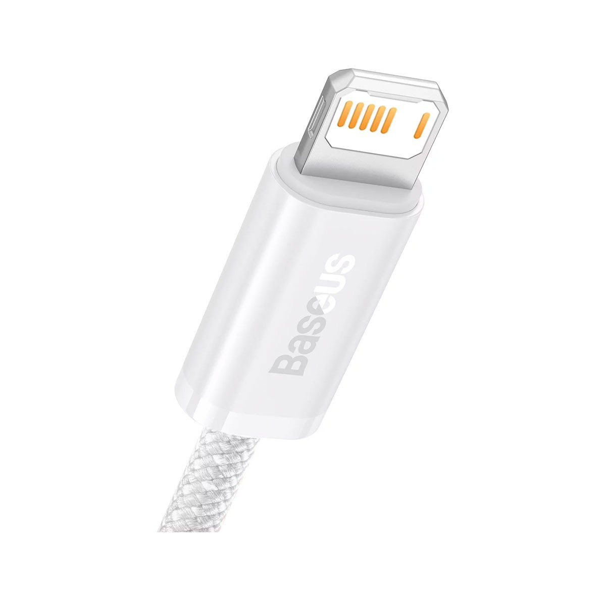 Un cavo Lightning Baseus bianco con connettore in metallo. Il cavo è bianco e intrecciato. Il connettore ha dettagli arancioni.