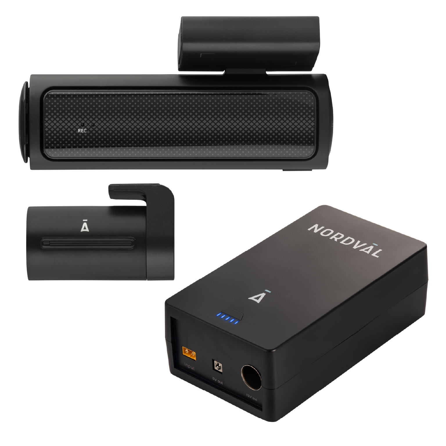 Caméra embarquée, support et batterie externe noirs. Caméra avec REC, support avec logo, batterie avec Nordval et logo. Lumières LED bleues.