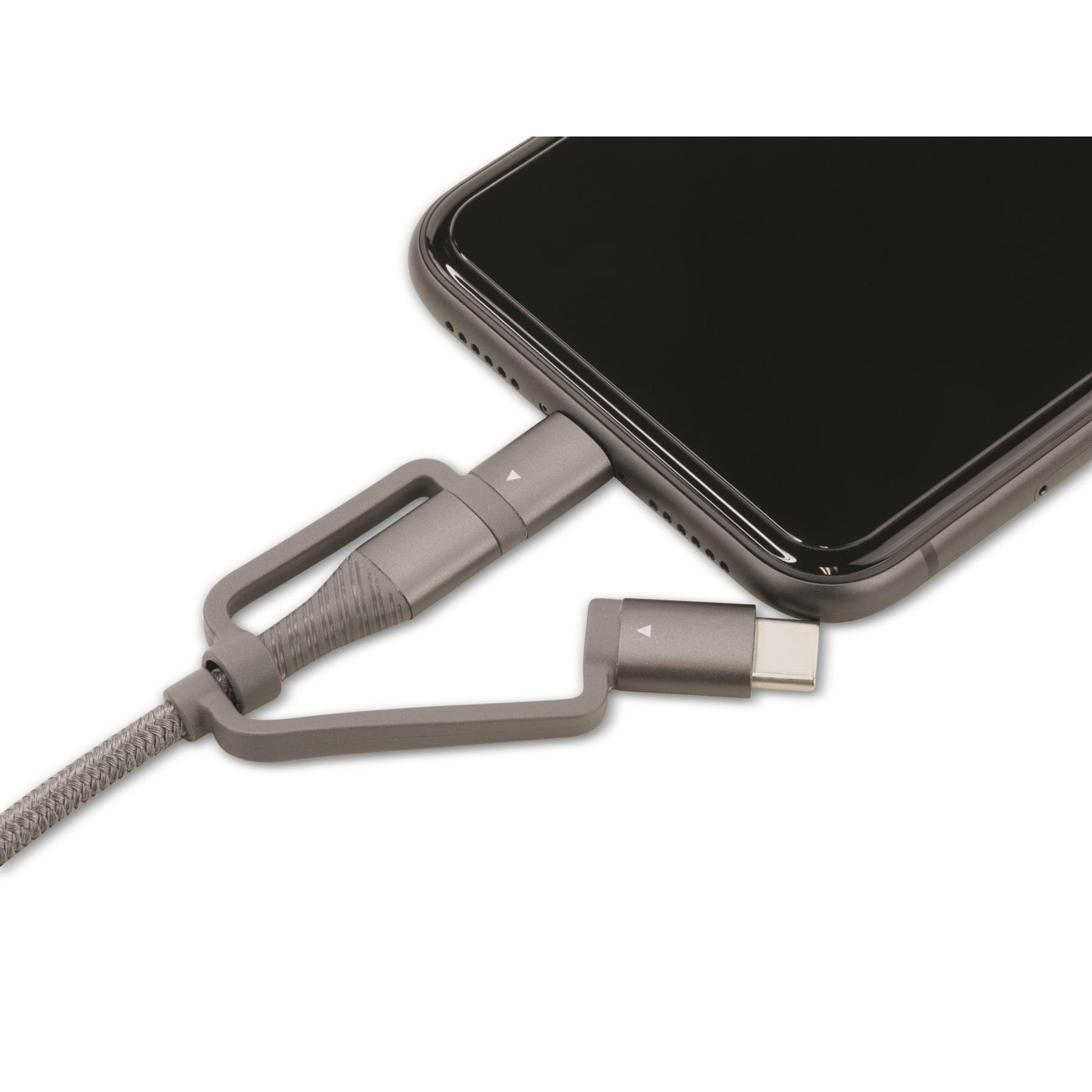 Un telefono con un caricabatterie grigio collegato. Il caricabatterie ha un connettore USB-C e un connettore per telefono.