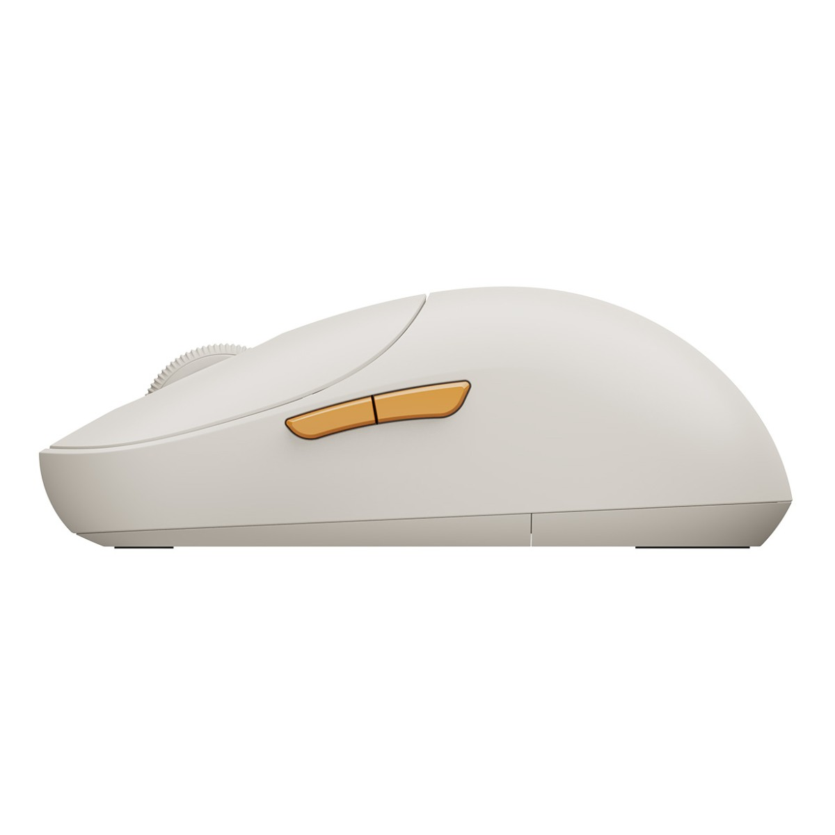 Vue latérale d'une souris d'ordinateur blanche avec deux boutons orange et une molette de défilement. La souris est posée sur une surface blanche.