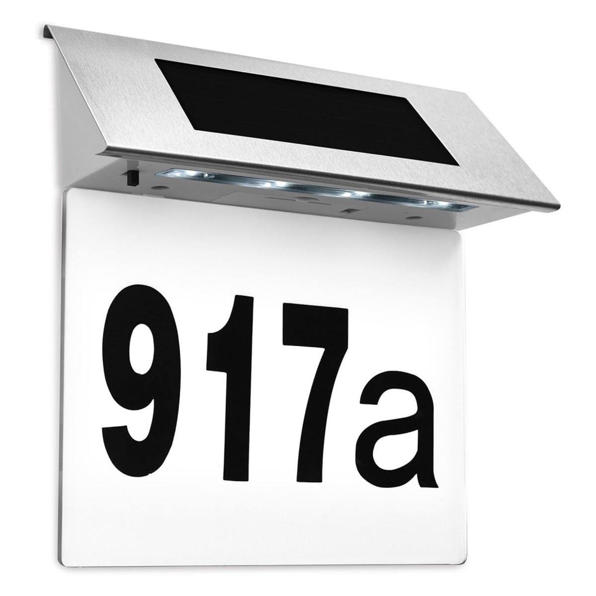 Ein weißes Schild mit schwarzen Zahlen 917a. Oben befindet sich ein metallisches Solarpanel mit darunter liegenden Lichtern.