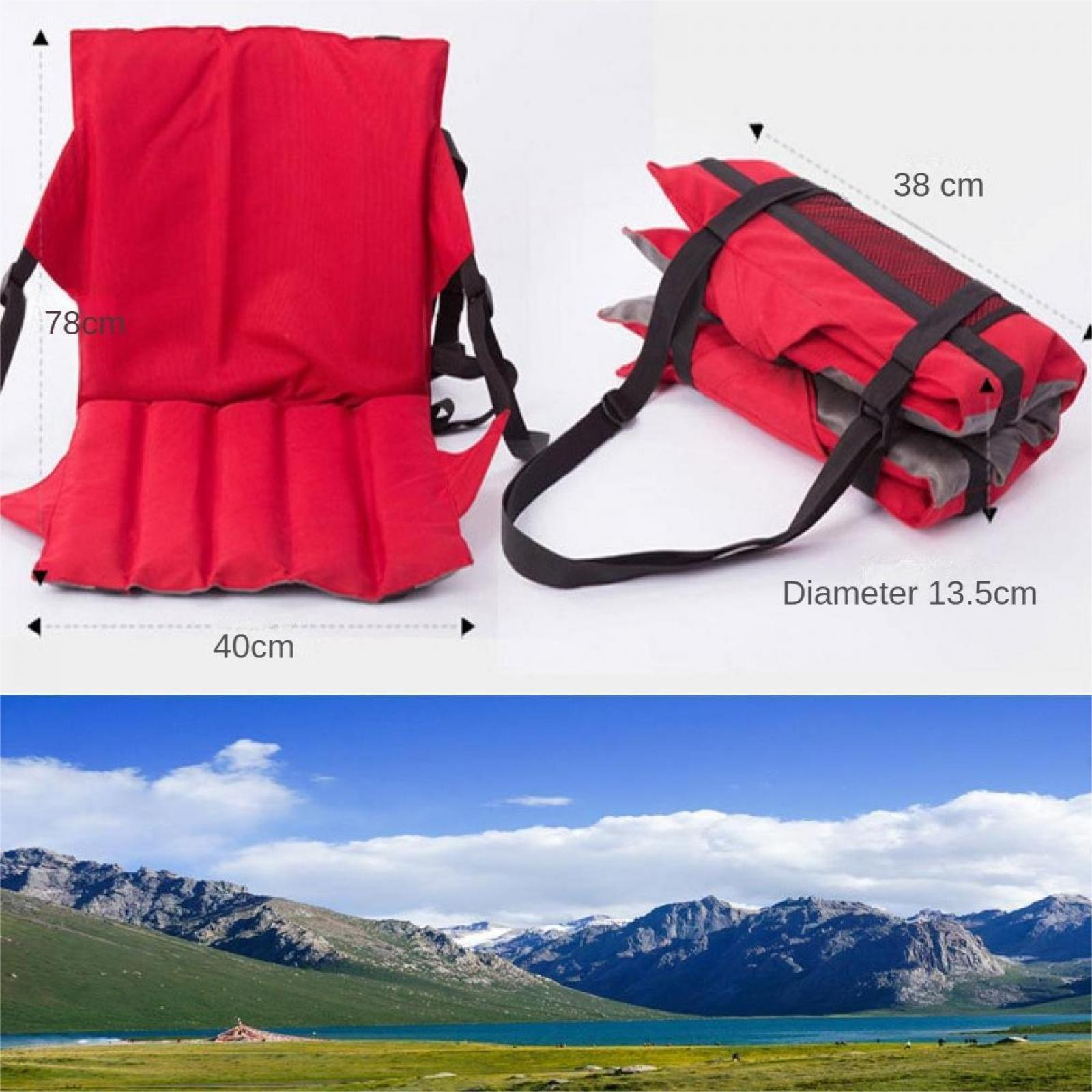 Roter Campingstuhl und zusammengeklappter Sitz mit Riemen. Im Hintergrund sind Berge, ein See und ein bewölkter blauer Himmel zu sehen.